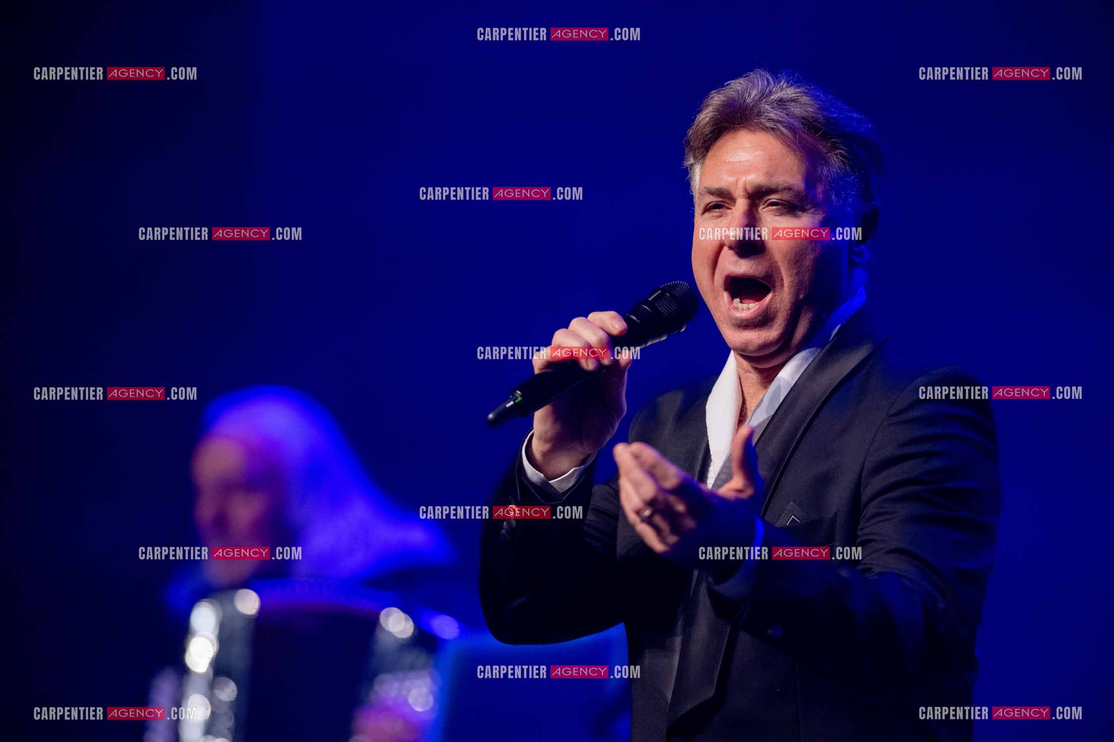 Roberto ALAGNA lors d'un récital ensoleillé de chansons italiennes dans un écrin purement acoustique.
Accompagné par la guitare de Jean-Félix LALANNE, l’accordéon de Roland ROMANELLI et les percussions de Pascal REVA, le ténor interprète les plus belles mélodies traditionnelles et contemporaines qui ont marqué son parcours et nourri ses inspirations.  
Une promenade lumineuse sur le Boulevard des Italiens, entre émotion et passion, au rythme du patrimoine musical méditerranéen.  ( Exclusif )