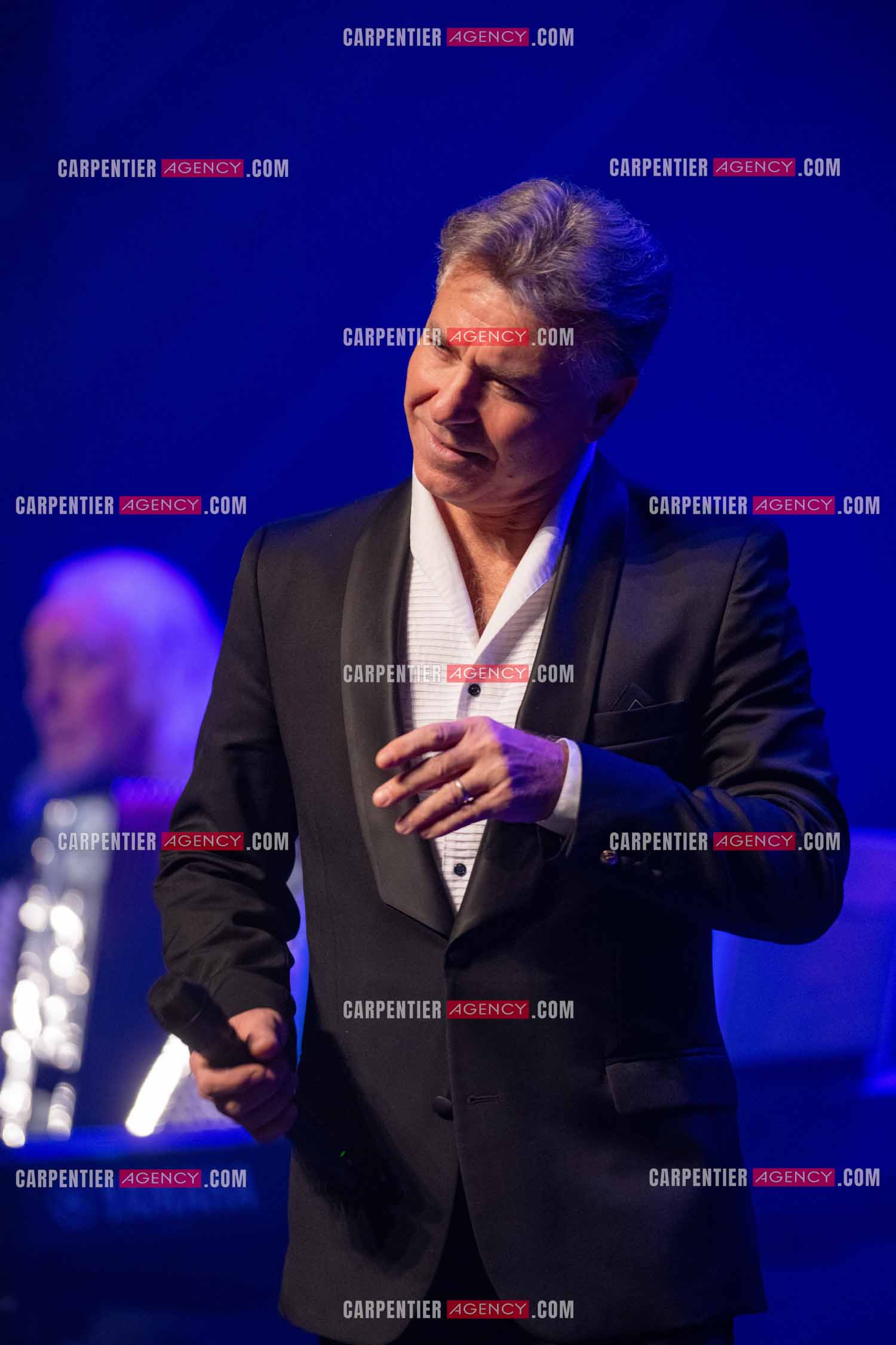 Roberto ALAGNA lors d'un récital ensoleillé de chansons italiennes dans un écrin purement acoustique.
Accompagné par la guitare de Jean-Félix LALANNE, l’accordéon de Roland ROMANELLI et les percussions de Pascal REVA, le ténor interprète les plus belles mélodies traditionnelles et contemporaines qui ont marqué son parcours et nourri ses inspirations.  
Une promenade lumineuse sur le Boulevard des Italiens, entre émotion et passion, au rythme du patrimoine musical méditerranéen.  ( Exclusif )