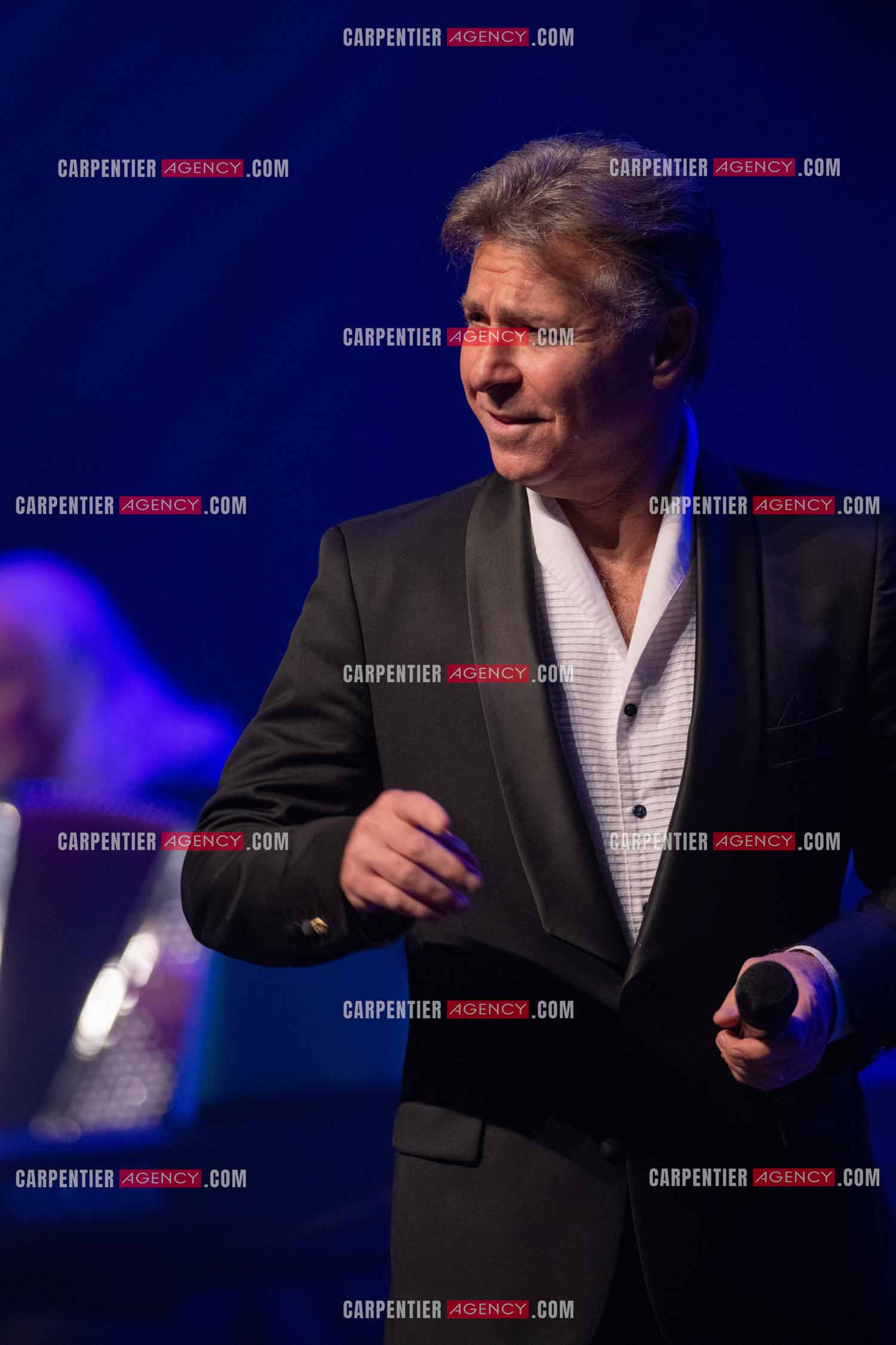 Roberto ALAGNA lors d'un récital ensoleillé de chansons italiennes dans un écrin purement acoustique.
Accompagné par la guitare de Jean-Félix LALANNE, l’accordéon de Roland ROMANELLI et les percussions de Pascal REVA, le ténor interprète les plus belles mélodies traditionnelles et contemporaines qui ont marqué son parcours et nourri ses inspirations.  
Une promenade lumineuse sur le Boulevard des Italiens, entre émotion et passion, au rythme du patrimoine musical méditerranéen.  ( Exclusif )