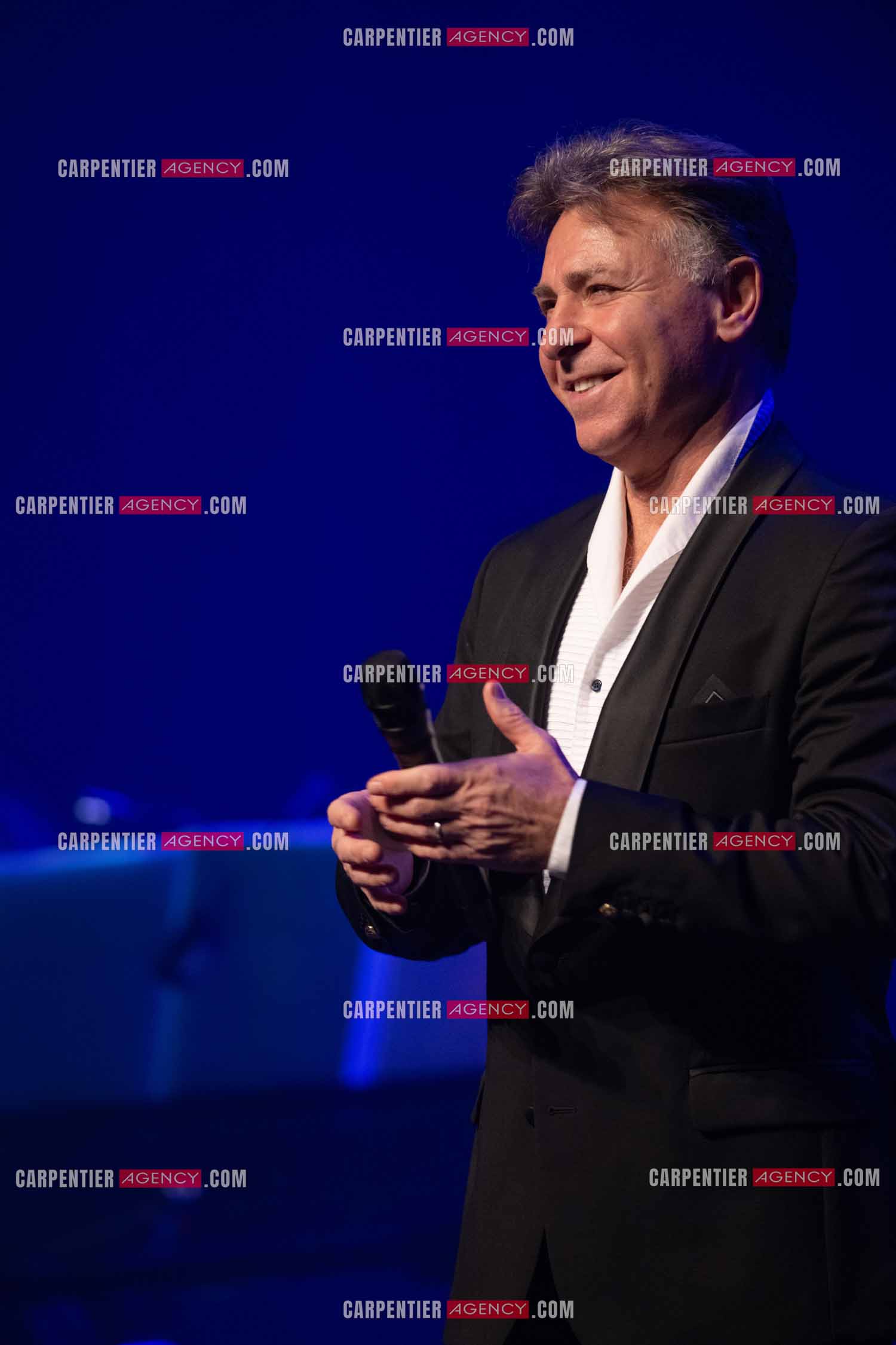 Roberto ALAGNA lors d'un récital ensoleillé de chansons italiennes dans un écrin purement acoustique.
Accompagné par la guitare de Jean-Félix LALANNE, l’accordéon de Roland ROMANELLI et les percussions de Pascal REVA, le ténor interprète les plus belles mélodies traditionnelles et contemporaines qui ont marqué son parcours et nourri ses inspirations.  
Une promenade lumineuse sur le Boulevard des Italiens, entre émotion et passion, au rythme du patrimoine musical méditerranéen.  ( Exclusif )