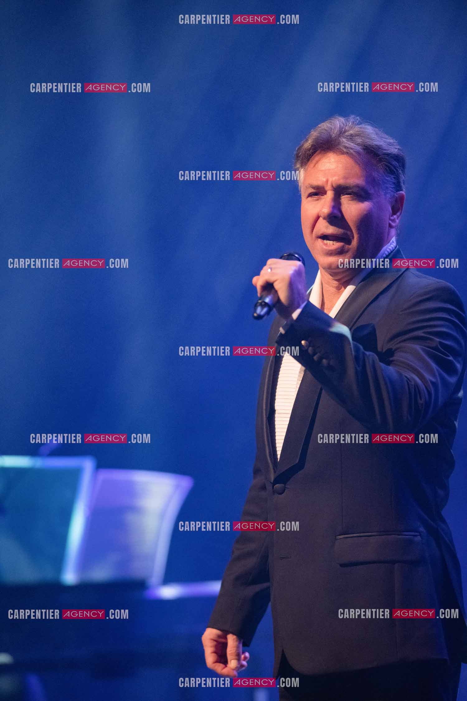 Roberto ALAGNA lors d'un récital ensoleillé de chansons italiennes dans un écrin purement acoustique.
Accompagné par la guitare de Jean-Félix LALANNE, l’accordéon de Roland ROMANELLI et les percussions de Pascal REVA, le ténor interprète les plus belles mélodies traditionnelles et contemporaines qui ont marqué son parcours et nourri ses inspirations.  
Une promenade lumineuse sur le Boulevard des Italiens, entre émotion et passion, au rythme du patrimoine musical méditerranéen.  ( Exclusif )