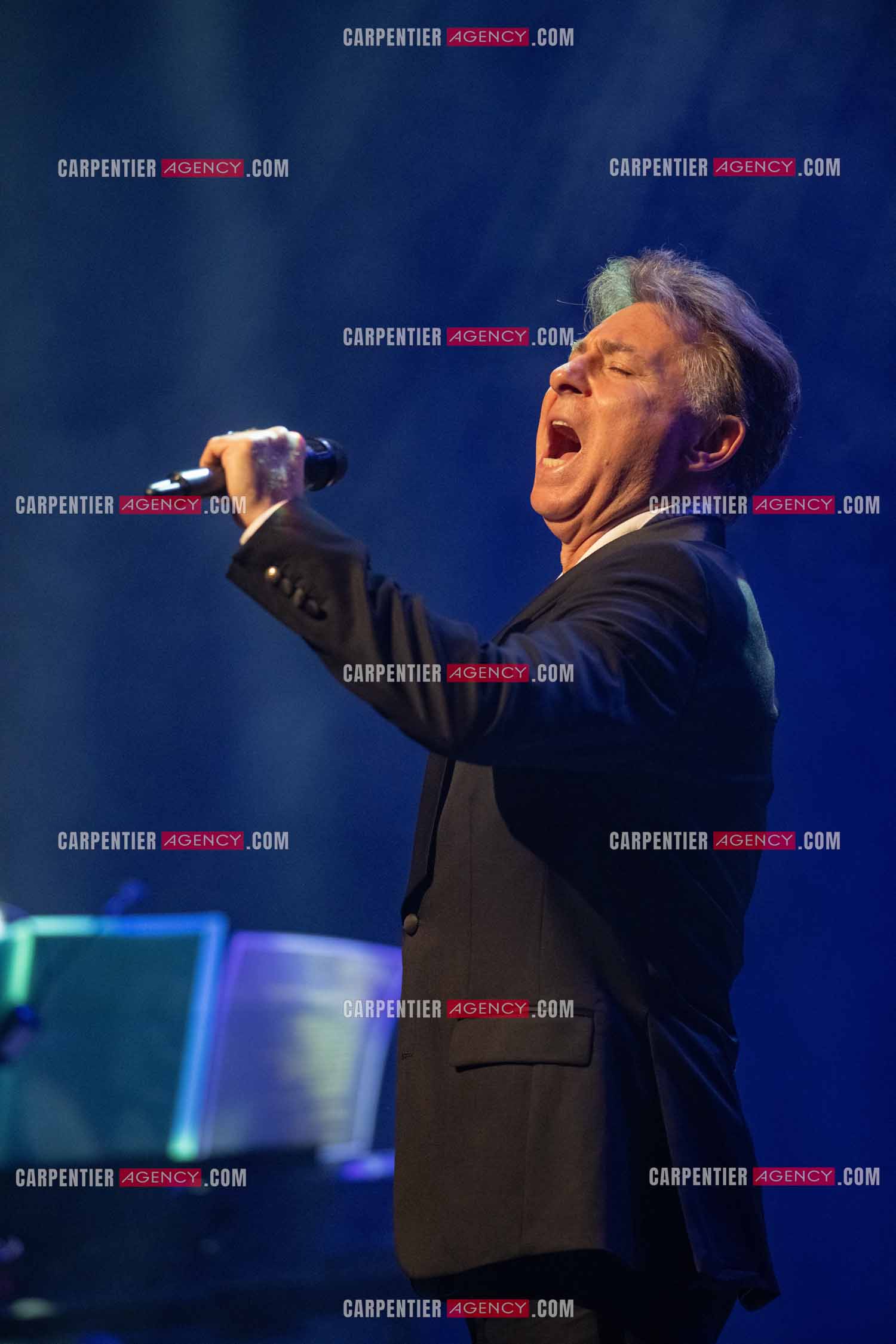 Roberto ALAGNA lors d'un récital ensoleillé de chansons italiennes dans un écrin purement acoustique.
Accompagné par la guitare de Jean-Félix LALANNE, l’accordéon de Roland ROMANELLI et les percussions de Pascal REVA, le ténor interprète les plus belles mélodies traditionnelles et contemporaines qui ont marqué son parcours et nourri ses inspirations.  
Une promenade lumineuse sur le Boulevard des Italiens, entre émotion et passion, au rythme du patrimoine musical méditerranéen.  ( Exclusif )