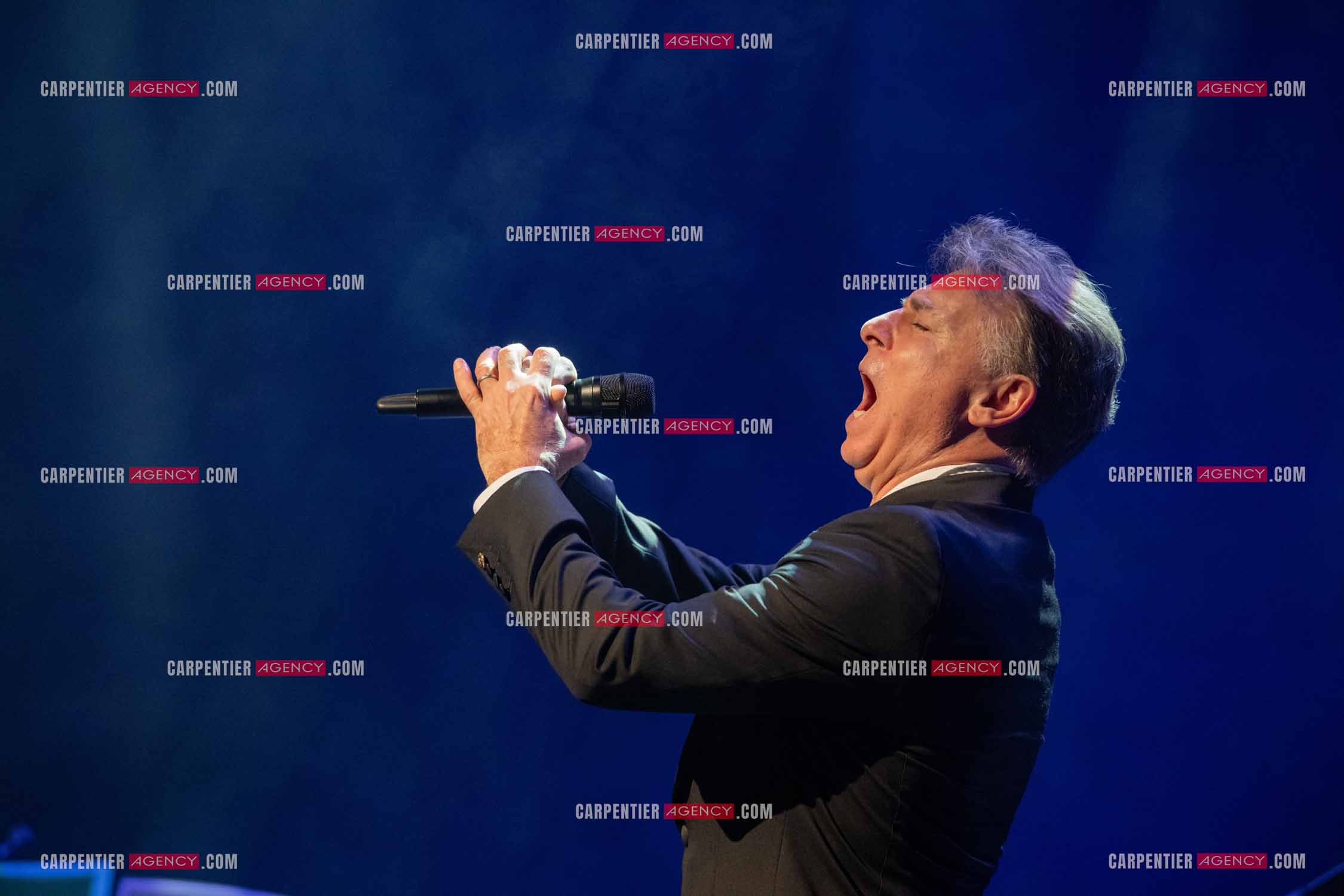 Roberto ALAGNA lors d'un récital ensoleillé de chansons italiennes dans un écrin purement acoustique.
Accompagné par la guitare de Jean-Félix LALANNE, l’accordéon de Roland ROMANELLI et les percussions de Pascal REVA, le ténor interprète les plus belles mélodies traditionnelles et contemporaines qui ont marqué son parcours et nourri ses inspirations.  
Une promenade lumineuse sur le Boulevard des Italiens, entre émotion et passion, au rythme du patrimoine musical méditerranéen.  ( Exclusif )