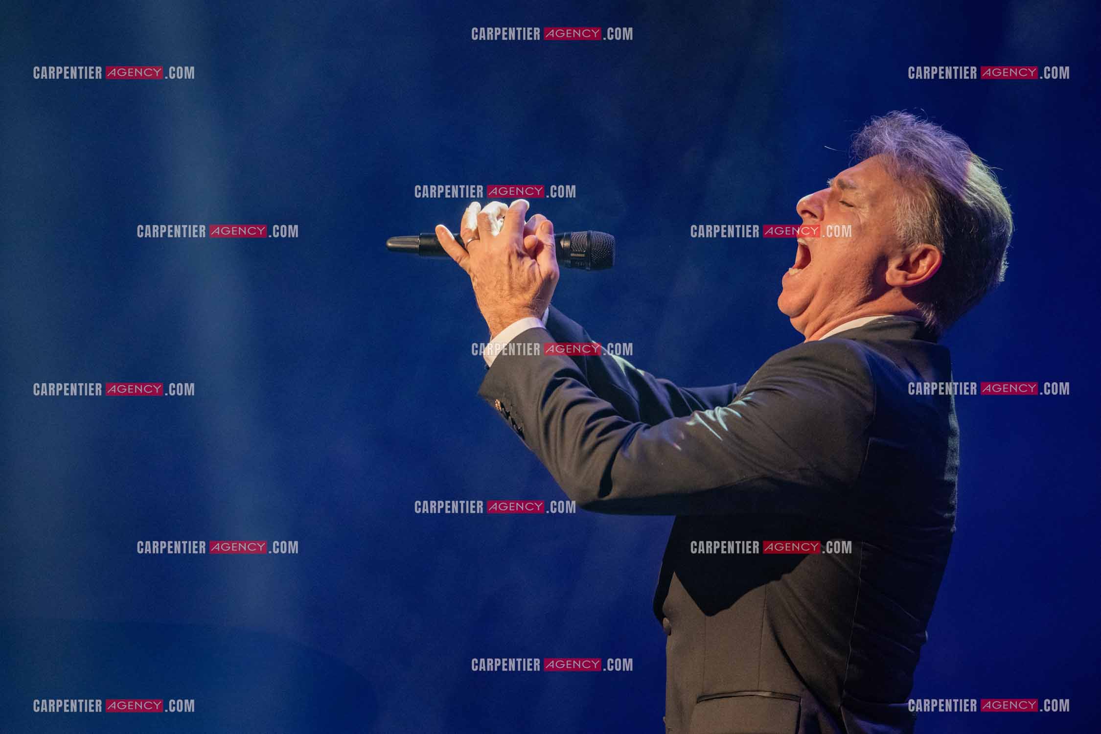 Roberto ALAGNA lors d'un récital ensoleillé de chansons italiennes dans un écrin purement acoustique.
Accompagné par la guitare de Jean-Félix LALANNE, l’accordéon de Roland ROMANELLI et les percussions de Pascal REVA, le ténor interprète les plus belles mélodies traditionnelles et contemporaines qui ont marqué son parcours et nourri ses inspirations.  
Une promenade lumineuse sur le Boulevard des Italiens, entre émotion et passion, au rythme du patrimoine musical méditerranéen.  ( Exclusif )