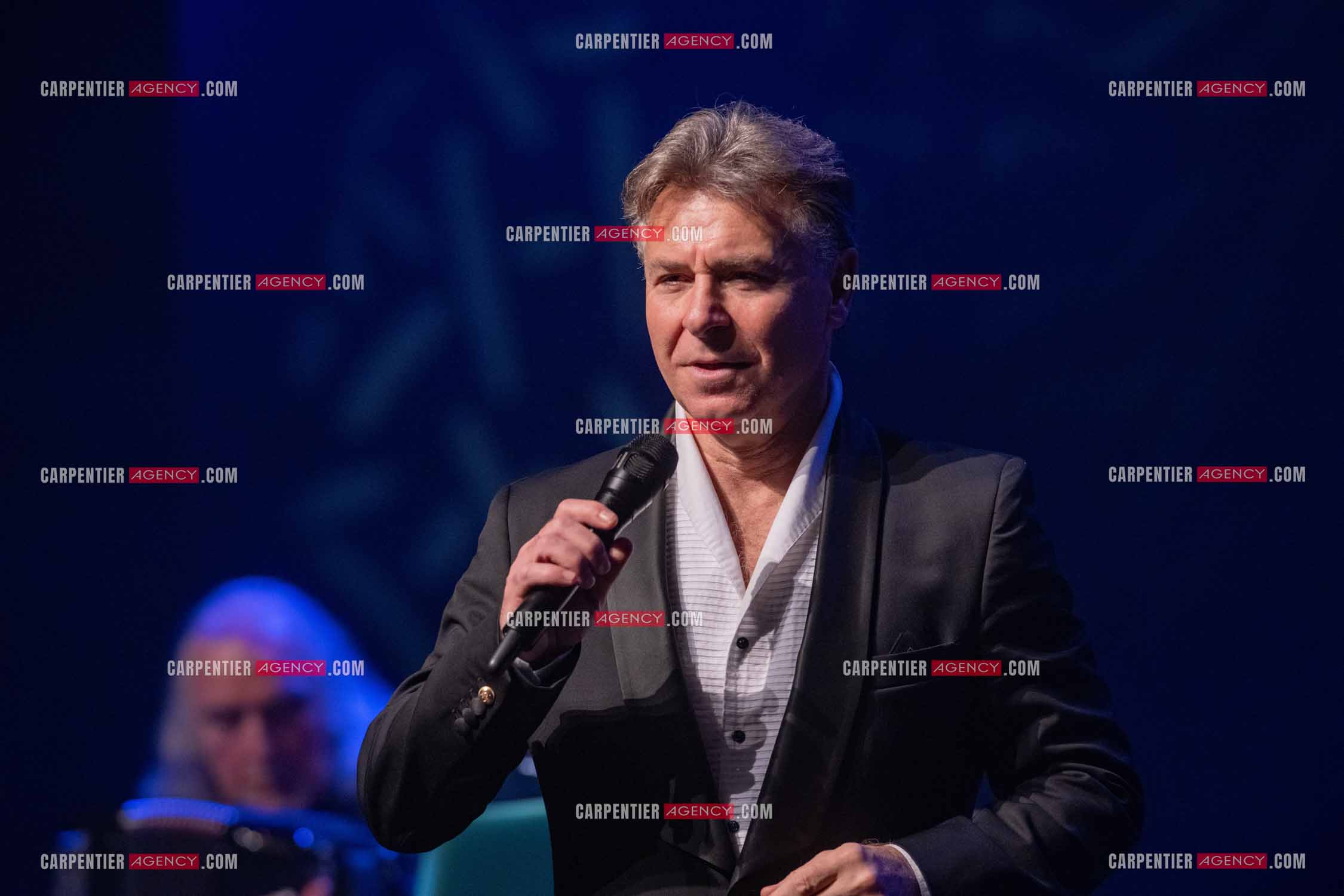 Roberto ALAGNA lors d'un récital ensoleillé de chansons italiennes dans un écrin purement acoustique.
Accompagné par la guitare de Jean-Félix LALANNE, l’accordéon de Roland ROMANELLI et les percussions de Pascal REVA, le ténor interprète les plus belles mélodies traditionnelles et contemporaines qui ont marqué son parcours et nourri ses inspirations.  
Une promenade lumineuse sur le Boulevard des Italiens, entre émotion et passion, au rythme du patrimoine musical méditerranéen.  ( Exclusif )