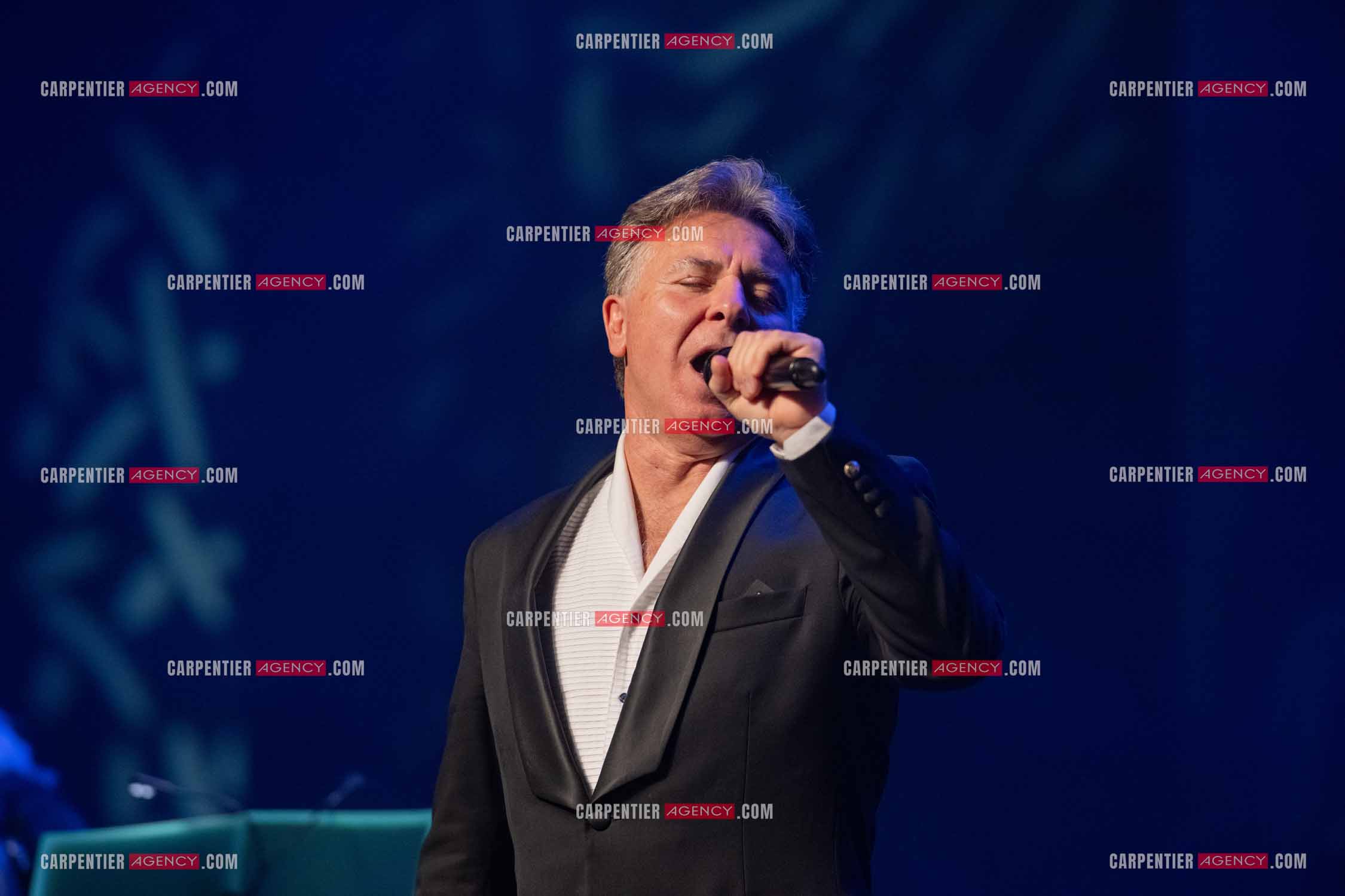 Roberto ALAGNA lors d'un récital ensoleillé de chansons italiennes dans un écrin purement acoustique.
Accompagné par la guitare de Jean-Félix LALANNE, l’accordéon de Roland ROMANELLI et les percussions de Pascal REVA, le ténor interprète les plus belles mélodies traditionnelles et contemporaines qui ont marqué son parcours et nourri ses inspirations.  
Une promenade lumineuse sur le Boulevard des Italiens, entre émotion et passion, au rythme du patrimoine musical méditerranéen.  ( Exclusif )