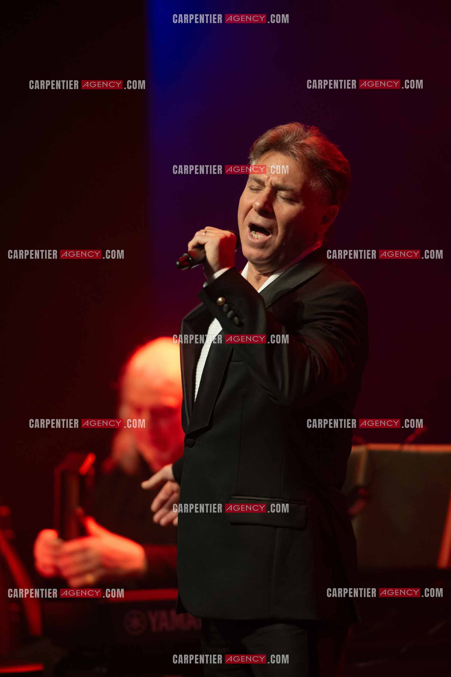 Roberto ALAGNA lors d'un récital ensoleillé de chansons italiennes dans un écrin purement acoustique.
Accompagné par la guitare de Jean-Félix LALANNE, l’accordéon de Roland ROMANELLI et les percussions de Pascal REVA, le ténor interprète les plus belles mélodies traditionnelles et contemporaines qui ont marqué son parcours et nourri ses inspirations.  
Une promenade lumineuse sur le Boulevard des Italiens, entre émotion et passion, au rythme du patrimoine musical méditerranéen.  ( Exclusif )