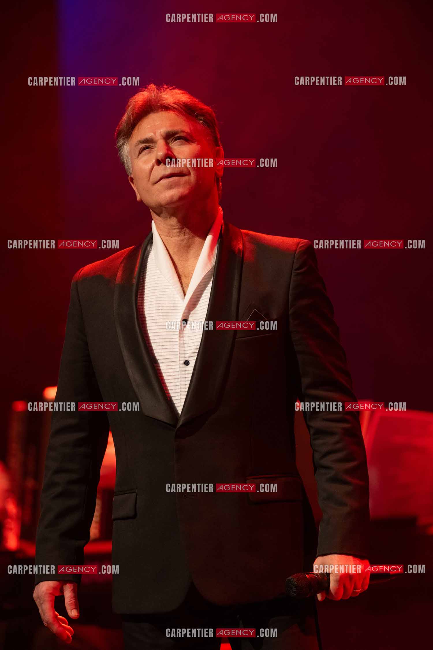 Roberto ALAGNA lors d'un récital ensoleillé de chansons italiennes dans un écrin purement acoustique.
Accompagné par la guitare de Jean-Félix LALANNE, l’accordéon de Roland ROMANELLI et les percussions de Pascal REVA, le ténor interprète les plus belles mélodies traditionnelles et contemporaines qui ont marqué son parcours et nourri ses inspirations.  
Une promenade lumineuse sur le Boulevard des Italiens, entre émotion et passion, au rythme du patrimoine musical méditerranéen.  ( Exclusif )