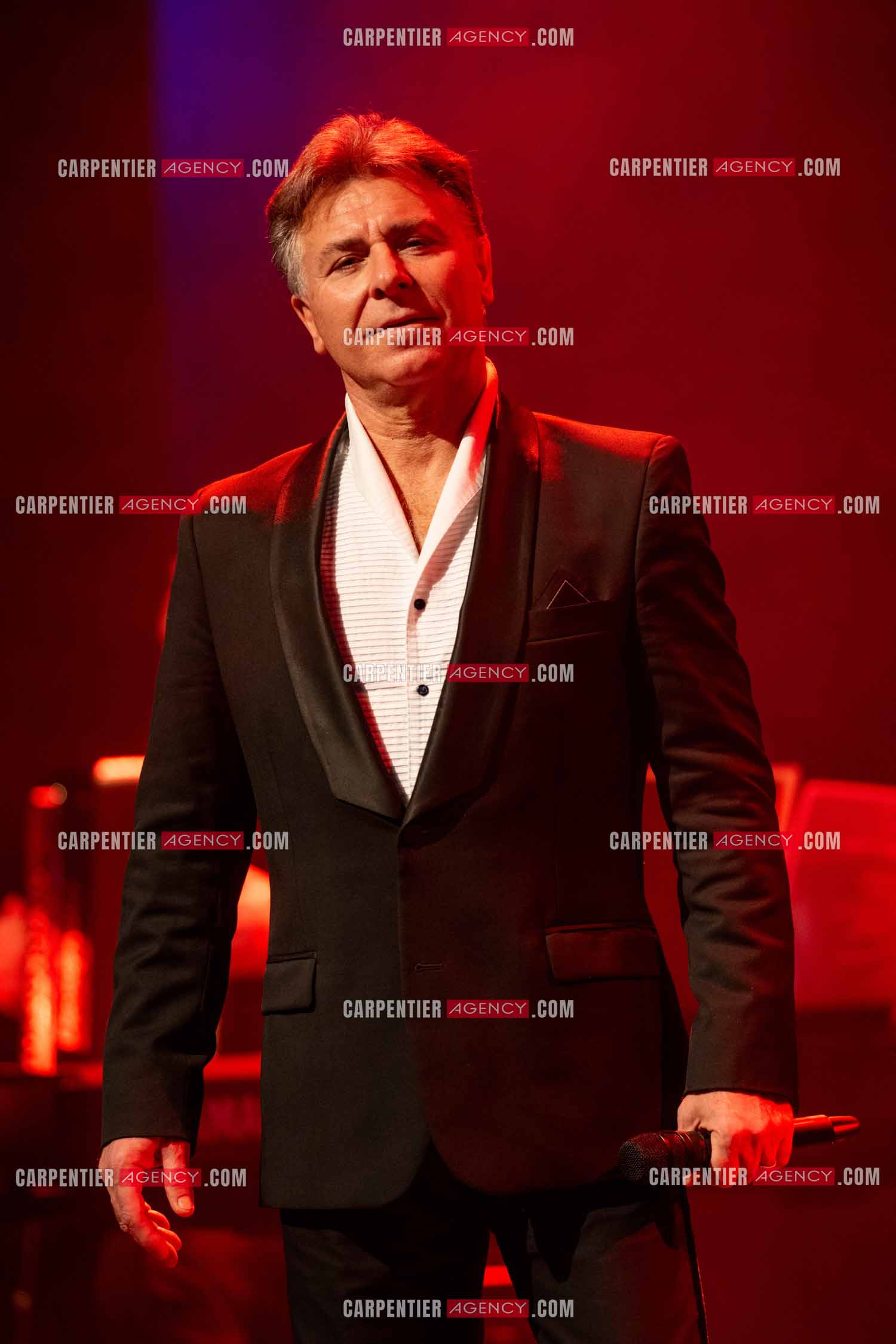 Roberto ALAGNA lors d'un récital ensoleillé de chansons italiennes dans un écrin purement acoustique.
Accompagné par la guitare de Jean-Félix LALANNE, l’accordéon de Roland ROMANELLI et les percussions de Pascal REVA, le ténor interprète les plus belles mélodies traditionnelles et contemporaines qui ont marqué son parcours et nourri ses inspirations.  
Une promenade lumineuse sur le Boulevard des Italiens, entre émotion et passion, au rythme du patrimoine musical méditerranéen.  ( Exclusif )