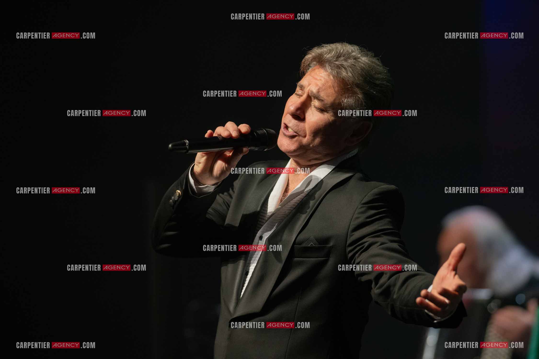 Roberto ALAGNA lors d'un récital ensoleillé de chansons italiennes dans un écrin purement acoustique.
Accompagné par la guitare de Jean-Félix LALANNE, l’accordéon de Roland ROMANELLI et les percussions de Pascal REVA, le ténor interprète les plus belles mélodies traditionnelles et contemporaines qui ont marqué son parcours et nourri ses inspirations.  
Une promenade lumineuse sur le Boulevard des Italiens, entre émotion et passion, au rythme du patrimoine musical méditerranéen.  ( Exclusif )