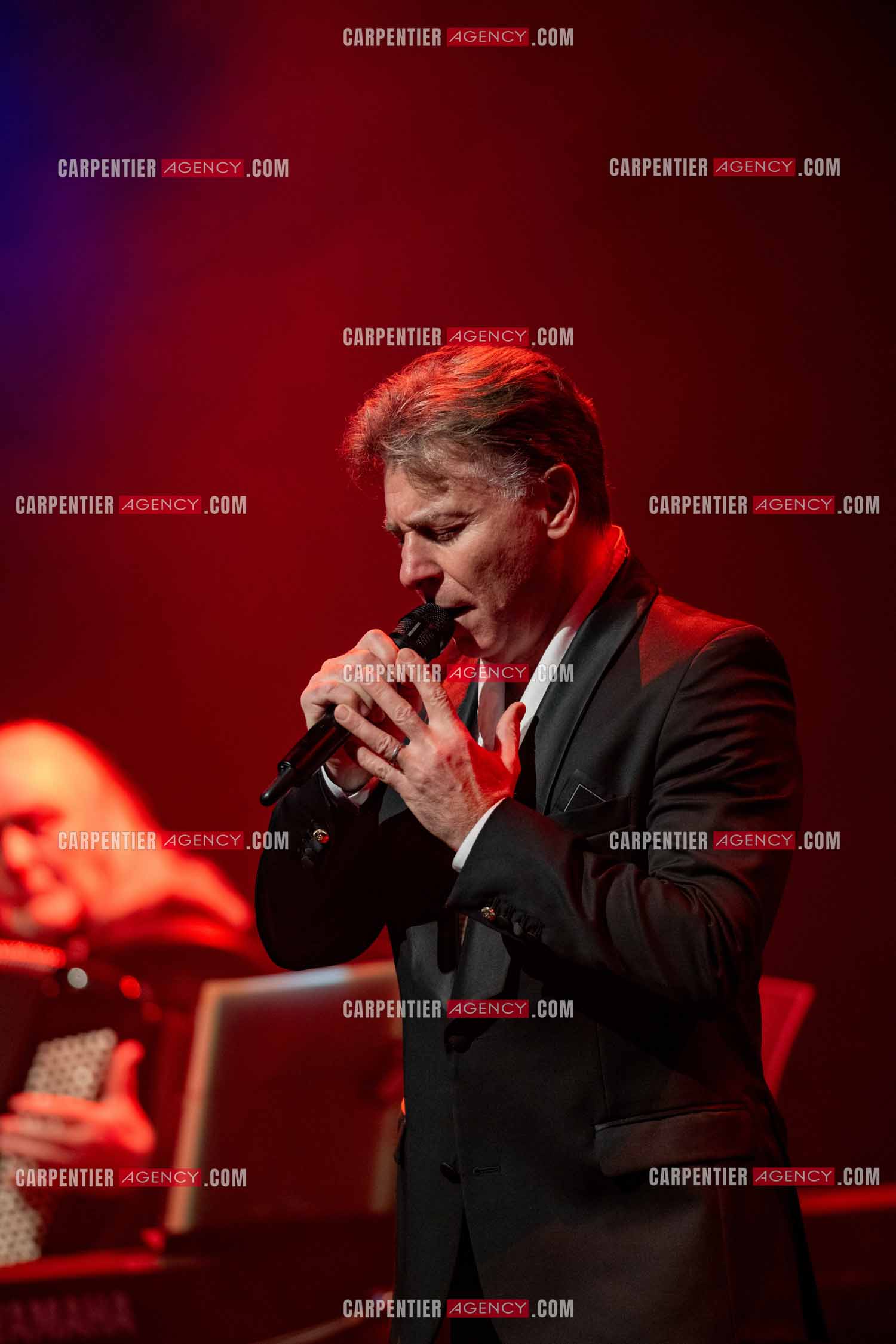 Roberto ALAGNA lors d'un récital ensoleillé de chansons italiennes dans un écrin purement acoustique.
Accompagné par la guitare de Jean-Félix LALANNE, l’accordéon de Roland ROMANELLI et les percussions de Pascal REVA, le ténor interprète les plus belles mélodies traditionnelles et contemporaines qui ont marqué son parcours et nourri ses inspirations.  
Une promenade lumineuse sur le Boulevard des Italiens, entre émotion et passion, au rythme du patrimoine musical méditerranéen.  ( Exclusif )