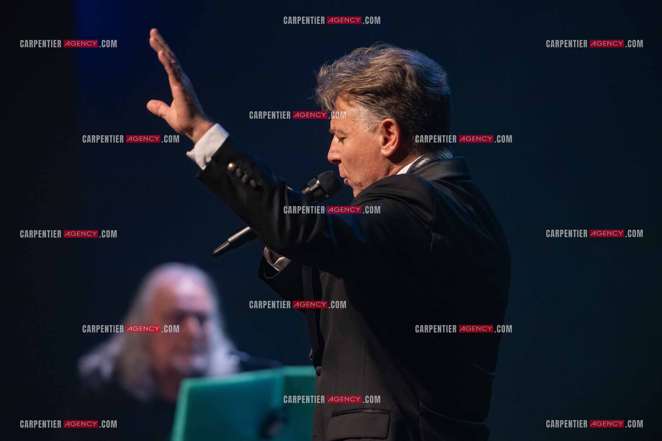 Roberto ALAGNA lors d'un récital ensoleillé de chansons italiennes dans un écrin purement acoustique.
Accompagné par la guitare de Jean-Félix LALANNE, l’accordéon de Roland ROMANELLI et les percussions de Pascal REVA, le ténor interprète les plus belles mélodies traditionnelles et contemporaines qui ont marqué son parcours et nourri ses inspirations.  
Une promenade lumineuse sur le Boulevard des Italiens, entre émotion et passion, au rythme du patrimoine musical méditerranéen.  ( Exclusif )