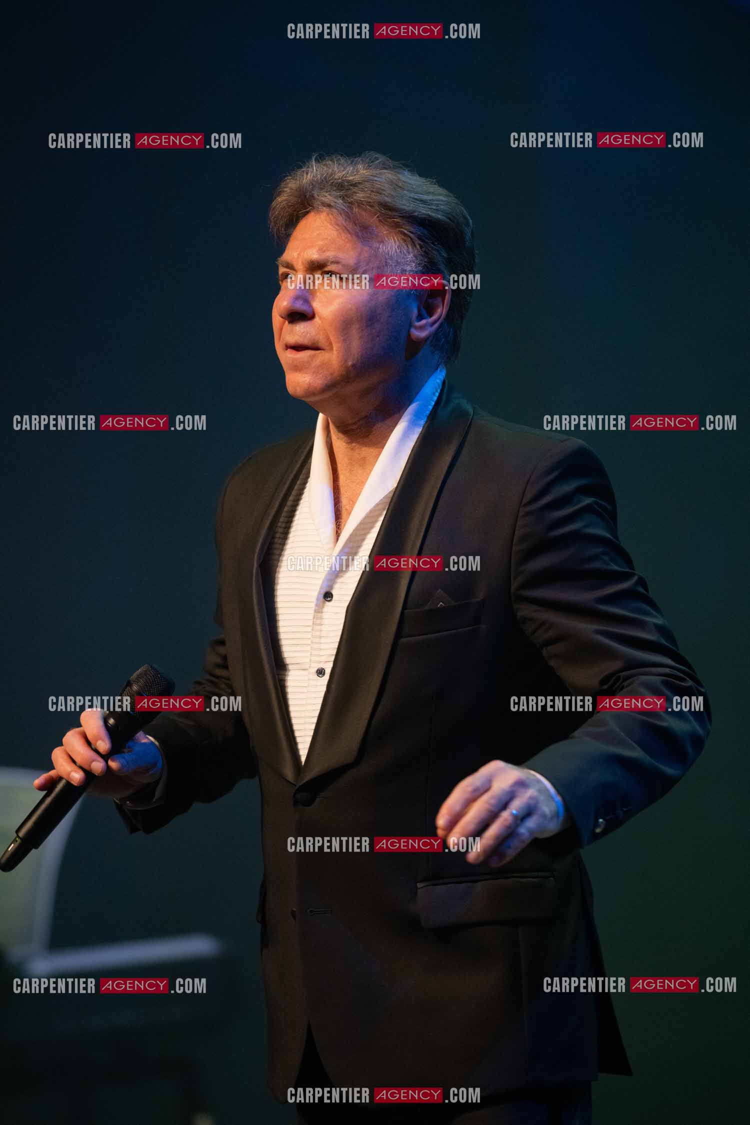 Roberto ALAGNA lors d'un récital ensoleillé de chansons italiennes dans un écrin purement acoustique.
Accompagné par la guitare de Jean-Félix LALANNE, l’accordéon de Roland ROMANELLI et les percussions de Pascal REVA, le ténor interprète les plus belles mélodies traditionnelles et contemporaines qui ont marqué son parcours et nourri ses inspirations.  
Une promenade lumineuse sur le Boulevard des Italiens, entre émotion et passion, au rythme du patrimoine musical méditerranéen.  ( Exclusif )