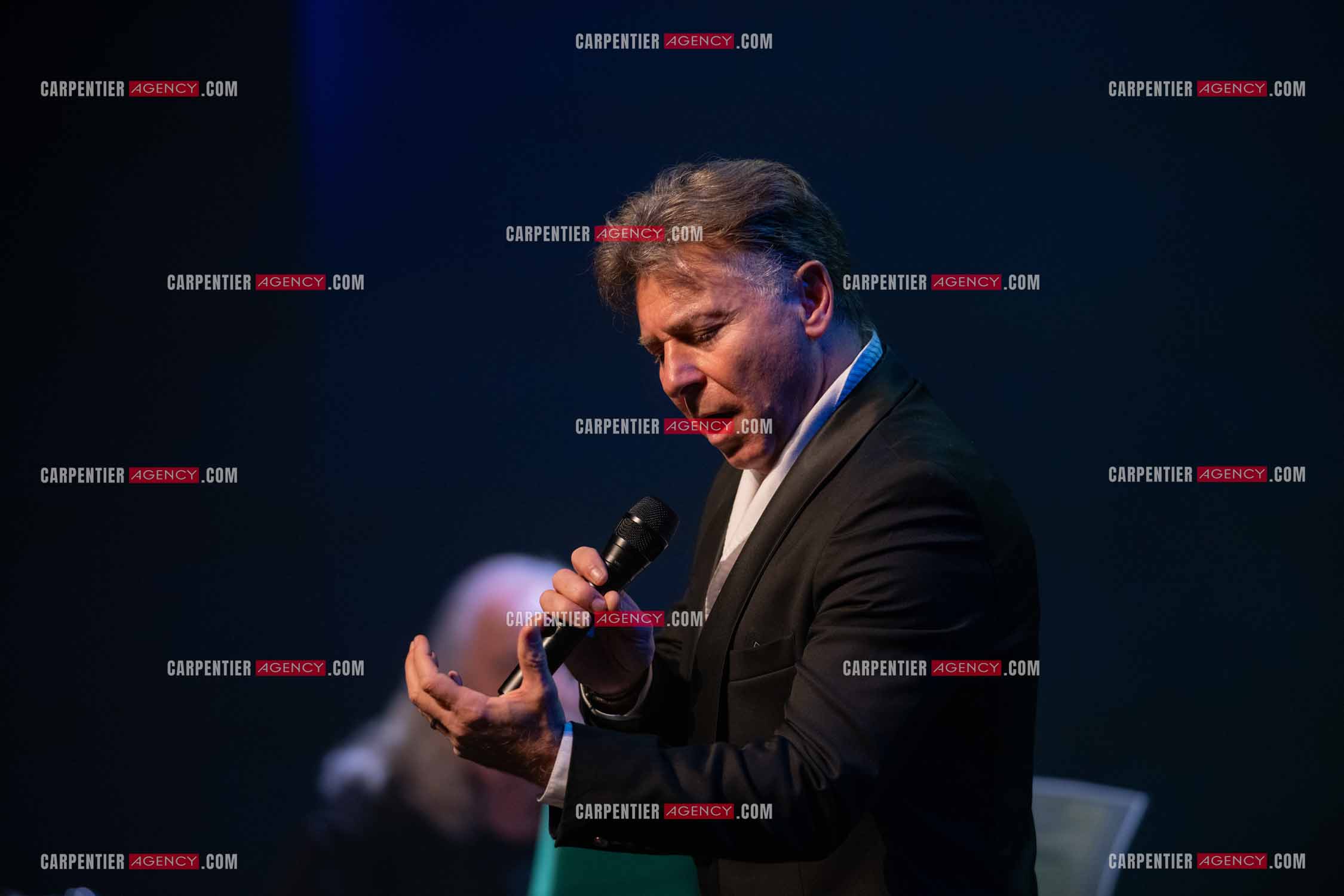 Roberto ALAGNA lors d'un récital ensoleillé de chansons italiennes dans un écrin purement acoustique.
Accompagné par la guitare de Jean-Félix LALANNE, l’accordéon de Roland ROMANELLI et les percussions de Pascal REVA, le ténor interprète les plus belles mélodies traditionnelles et contemporaines qui ont marqué son parcours et nourri ses inspirations.  
Une promenade lumineuse sur le Boulevard des Italiens, entre émotion et passion, au rythme du patrimoine musical méditerranéen.  ( Exclusif )