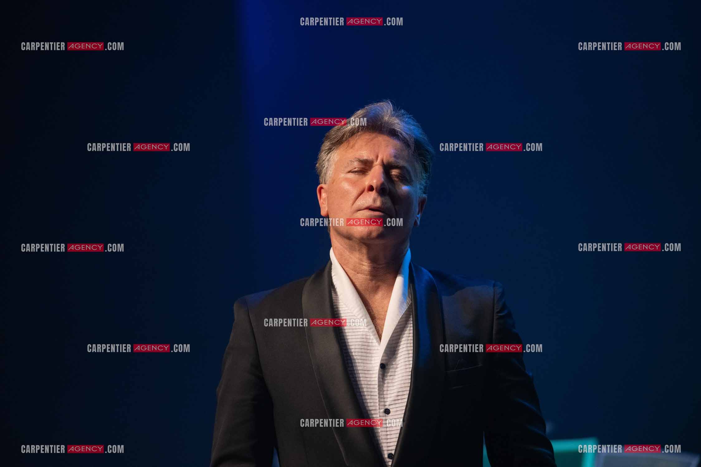 Roberto ALAGNA lors d'un récital ensoleillé de chansons italiennes dans un écrin purement acoustique.
Accompagné par la guitare de Jean-Félix LALANNE, l’accordéon de Roland ROMANELLI et les percussions de Pascal REVA, le ténor interprète les plus belles mélodies traditionnelles et contemporaines qui ont marqué son parcours et nourri ses inspirations.  
Une promenade lumineuse sur le Boulevard des Italiens, entre émotion et passion, au rythme du patrimoine musical méditerranéen.  ( Exclusif )