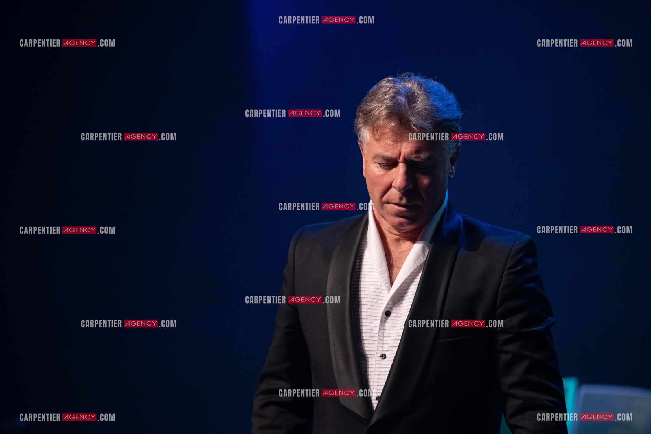 Roberto ALAGNA lors d'un récital ensoleillé de chansons italiennes dans un écrin purement acoustique.
Accompagné par la guitare de Jean-Félix LALANNE, l’accordéon de Roland ROMANELLI et les percussions de Pascal REVA, le ténor interprète les plus belles mélodies traditionnelles et contemporaines qui ont marqué son parcours et nourri ses inspirations.  
Une promenade lumineuse sur le Boulevard des Italiens, entre émotion et passion, au rythme du patrimoine musical méditerranéen.  ( Exclusif )