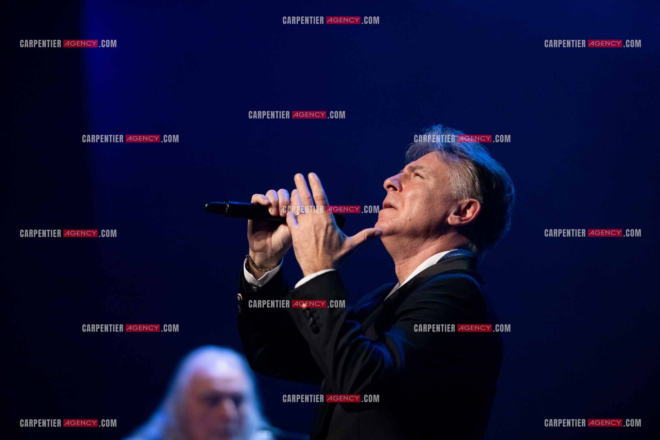 Roberto ALAGNA lors d'un récital ensoleillé de chansons italiennes dans un écrin purement acoustique.
Accompagné par la guitare de Jean-Félix LALANNE, l’accordéon de Roland ROMANELLI et les percussions de Pascal REVA, le ténor interprète les plus belles mélodies traditionnelles et contemporaines qui ont marqué son parcours et nourri ses inspirations.  
Une promenade lumineuse sur le Boulevard des Italiens, entre émotion et passion, au rythme du patrimoine musical méditerranéen.  ( Exclusif )