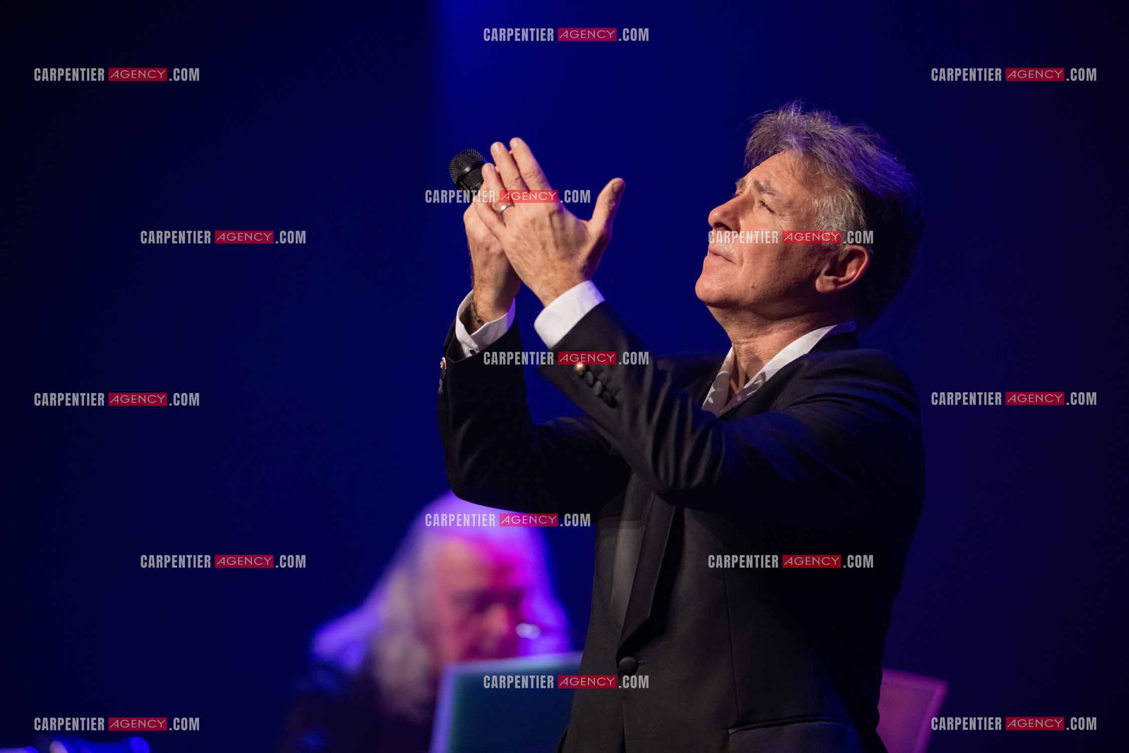 Roberto ALAGNA lors d'un récital ensoleillé de chansons italiennes dans un écrin purement acoustique.
Accompagné par la guitare de Jean-Félix LALANNE, l’accordéon de Roland ROMANELLI et les percussions de Pascal REVA, le ténor interprète les plus belles mélodies traditionnelles et contemporaines qui ont marqué son parcours et nourri ses inspirations.  
Une promenade lumineuse sur le Boulevard des Italiens, entre émotion et passion, au rythme du patrimoine musical méditerranéen.  ( Exclusif )