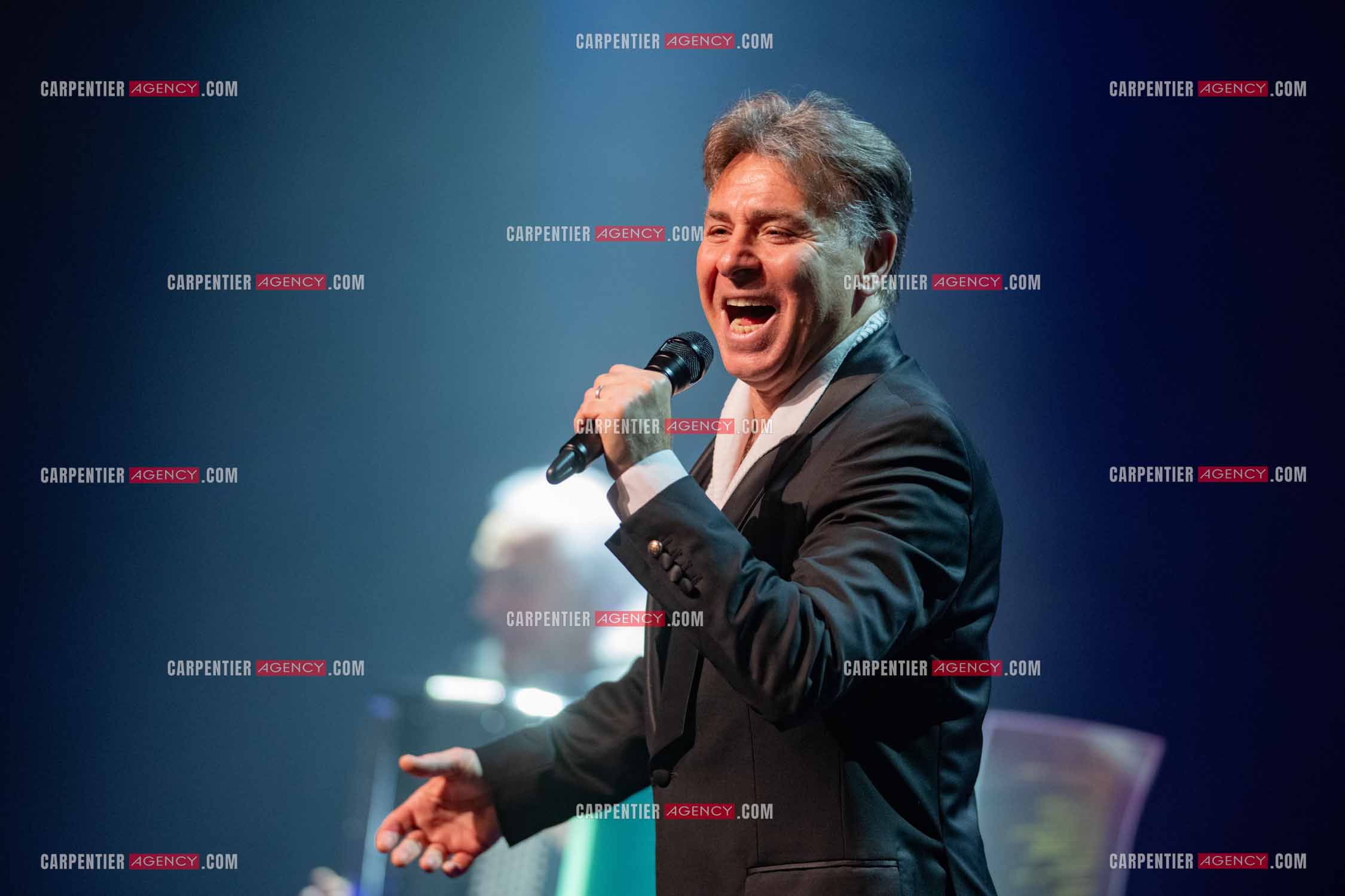 Roberto ALAGNA lors d'un récital ensoleillé de chansons italiennes dans un écrin purement acoustique.
Accompagné par la guitare de Jean-Félix LALANNE, l’accordéon de Roland ROMANELLI et les percussions de Pascal REVA, le ténor interprète les plus belles mélodies traditionnelles et contemporaines qui ont marqué son parcours et nourri ses inspirations.  
Une promenade lumineuse sur le Boulevard des Italiens, entre émotion et passion, au rythme du patrimoine musical méditerranéen.  ( Exclusif )