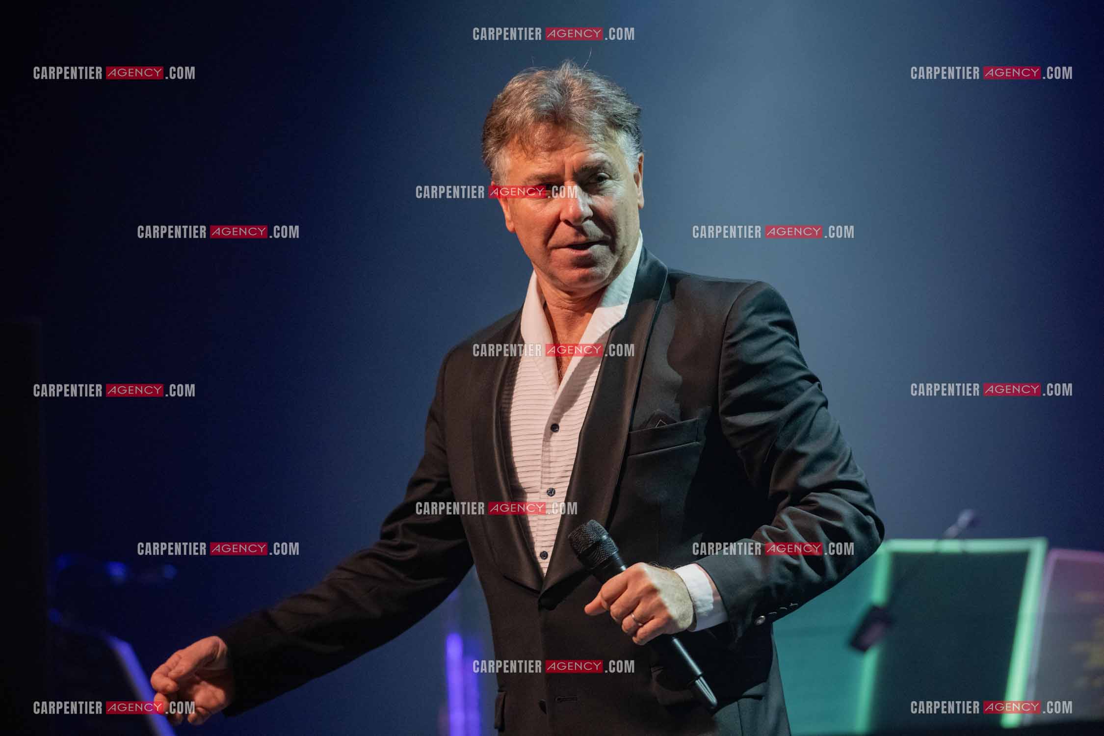 Roberto ALAGNA lors d'un récital ensoleillé de chansons italiennes dans un écrin purement acoustique.
Accompagné par la guitare de Jean-Félix LALANNE, l’accordéon de Roland ROMANELLI et les percussions de Pascal REVA, le ténor interprète les plus belles mélodies traditionnelles et contemporaines qui ont marqué son parcours et nourri ses inspirations.  
Une promenade lumineuse sur le Boulevard des Italiens, entre émotion et passion, au rythme du patrimoine musical méditerranéen.  ( Exclusif )