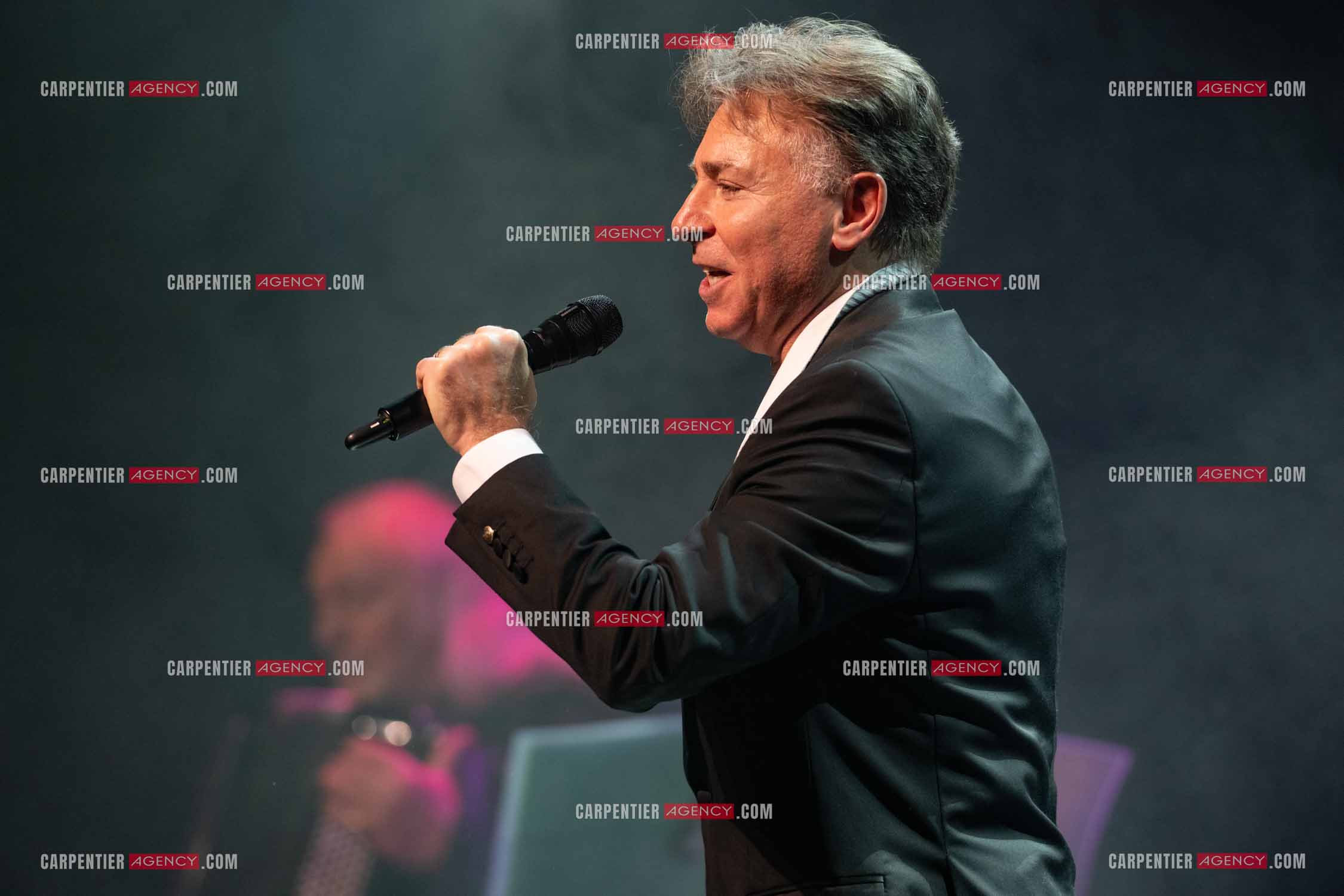 Roberto ALAGNA lors d'un récital ensoleillé de chansons italiennes dans un écrin purement acoustique.
Accompagné par la guitare de Jean-Félix LALANNE, l’accordéon de Roland ROMANELLI et les percussions de Pascal REVA, le ténor interprète les plus belles mélodies traditionnelles et contemporaines qui ont marqué son parcours et nourri ses inspirations.  
Une promenade lumineuse sur le Boulevard des Italiens, entre émotion et passion, au rythme du patrimoine musical méditerranéen.  ( Exclusif )