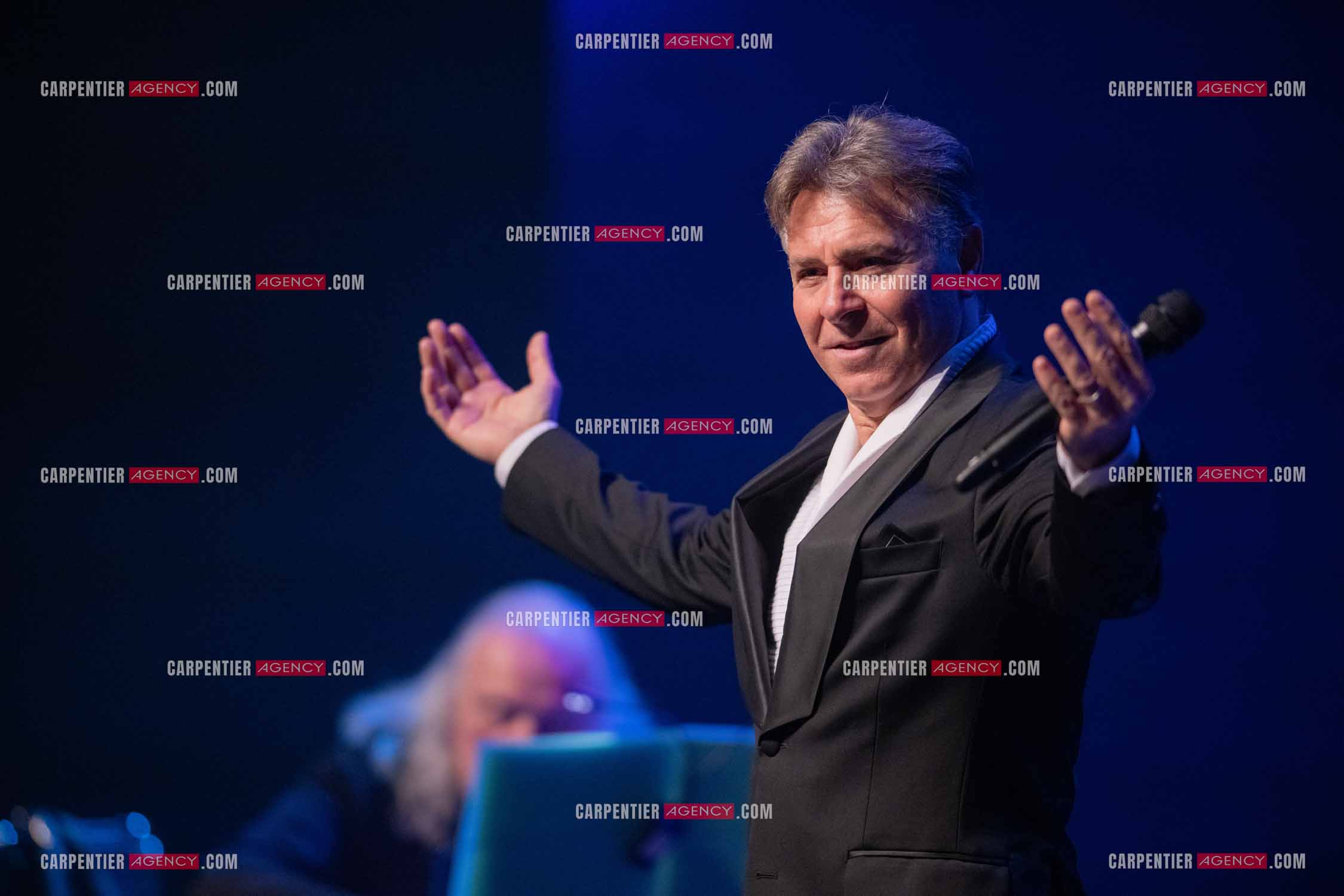 Roberto ALAGNA lors d'un récital ensoleillé de chansons italiennes dans un écrin purement acoustique.
Accompagné par la guitare de Jean-Félix LALANNE, l’accordéon de Roland ROMANELLI et les percussions de Pascal REVA, le ténor interprète les plus belles mélodies traditionnelles et contemporaines qui ont marqué son parcours et nourri ses inspirations.  
Une promenade lumineuse sur le Boulevard des Italiens, entre émotion et passion, au rythme du patrimoine musical méditerranéen.  ( Exclusif )