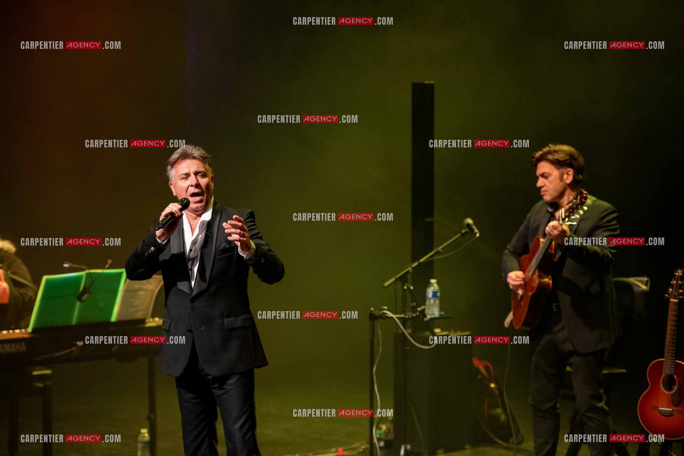 Roberto ALAGNA lors d'un récital ensoleillé de chansons italiennes dans un écrin purement acoustique.
Accompagné par la guitare de Jean-Félix LALANNE, l’accordéon de Roland ROMANELLI et les percussions de Pascal REVA, le ténor interprète les plus belles mélodies traditionnelles et contemporaines qui ont marqué son parcours et nourri ses inspirations.  
Une promenade lumineuse sur le Boulevard des Italiens, entre émotion et passion, au rythme du patrimoine musical méditerranéen.  ( Exclusif )