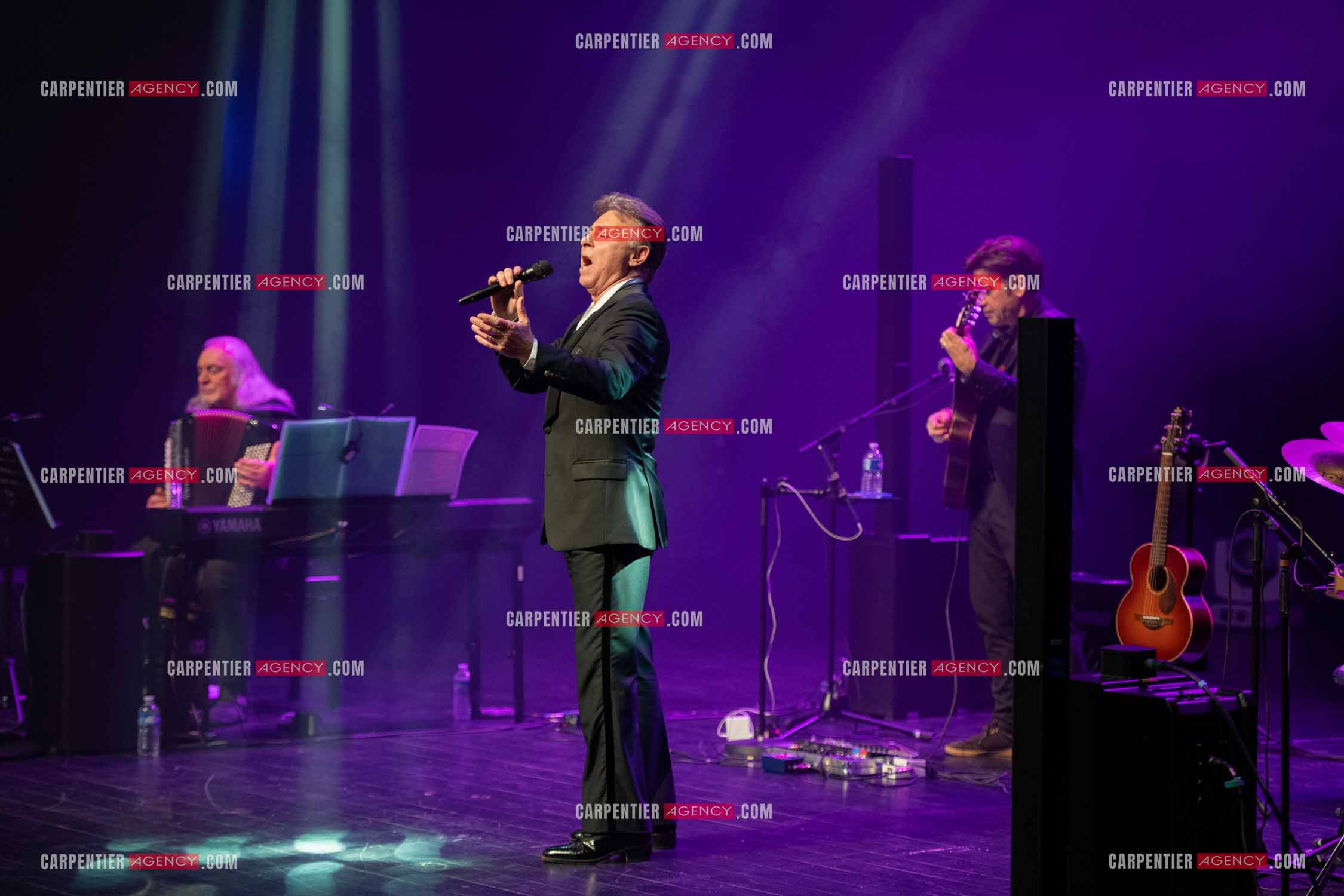 Roberto ALAGNA lors d'un récital ensoleillé de chansons italiennes dans un écrin purement acoustique.
Accompagné par la guitare de Jean-Félix LALANNE, l’accordéon de Roland ROMANELLI et les percussions de Pascal REVA, le ténor interprète les plus belles mélodies traditionnelles et contemporaines qui ont marqué son parcours et nourri ses inspirations.  
Une promenade lumineuse sur le Boulevard des Italiens, entre émotion et passion, au rythme du patrimoine musical méditerranéen.  ( Exclusif )