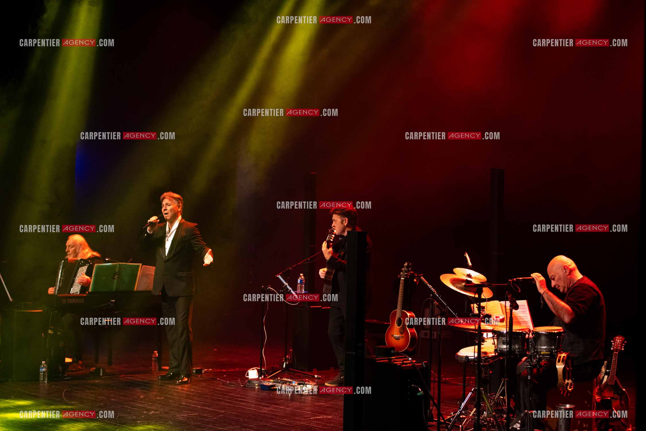 Roberto ALAGNA lors d'un récital ensoleillé de chansons italiennes dans un écrin purement acoustique.
Accompagné par la guitare de Jean-Félix LALANNE, l’accordéon de Roland ROMANELLI et les percussions de Pascal REVA, le ténor interprète les plus belles mélodies traditionnelles et contemporaines qui ont marqué son parcours et nourri ses inspirations.  
Une promenade lumineuse sur le Boulevard des Italiens, entre émotion et passion, au rythme du patrimoine musical méditerranéen.  ( Exclusif )