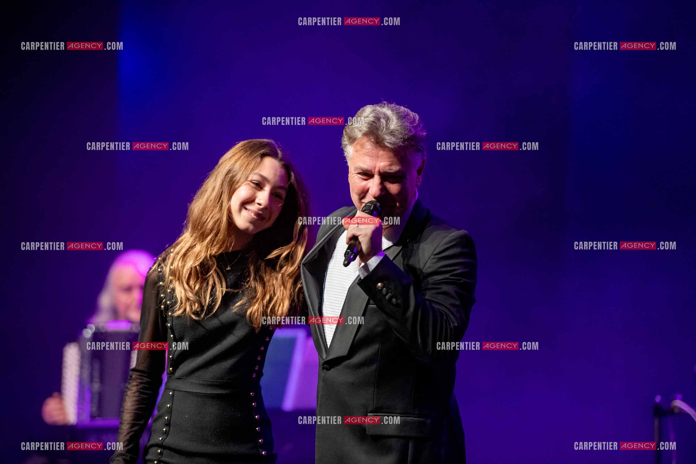Roberto ALAGNA et sa fille Manela lors d'un récital ensoleillé de chansons italiennes dans un écrin purement acoustique.
Accompagné par la guitare de Jean-Félix LALANNE, l’accordéon de Roland ROMANELLI et les percussions de Pascal REVA, le ténor interprète les plus belles mélodies traditionnelles et contemporaines qui ont marqué son parcours et nourri ses inspirations.  
Une promenade lumineuse sur le Boulevard des Italiens, entre émotion et passion, au rythme du patrimoine musical méditerranéen.  ( Exclusif )