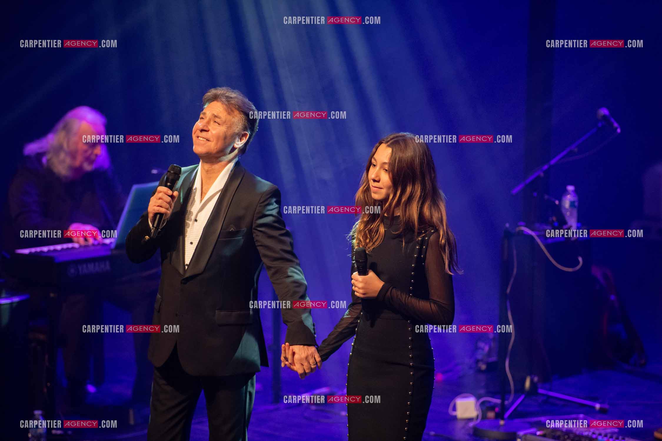 Roberto ALAGNA et sa fille Manela lors d'un récital ensoleillé de chansons italiennes dans un écrin purement acoustique.
Accompagné par la guitare de Jean-Félix LALANNE, l’accordéon de Roland ROMANELLI et les percussions de Pascal REVA, le ténor interprète les plus belles mélodies traditionnelles et contemporaines qui ont marqué son parcours et nourri ses inspirations.  
Une promenade lumineuse sur le Boulevard des Italiens, entre émotion et passion, au rythme du patrimoine musical méditerranéen.  ( Exclusif )