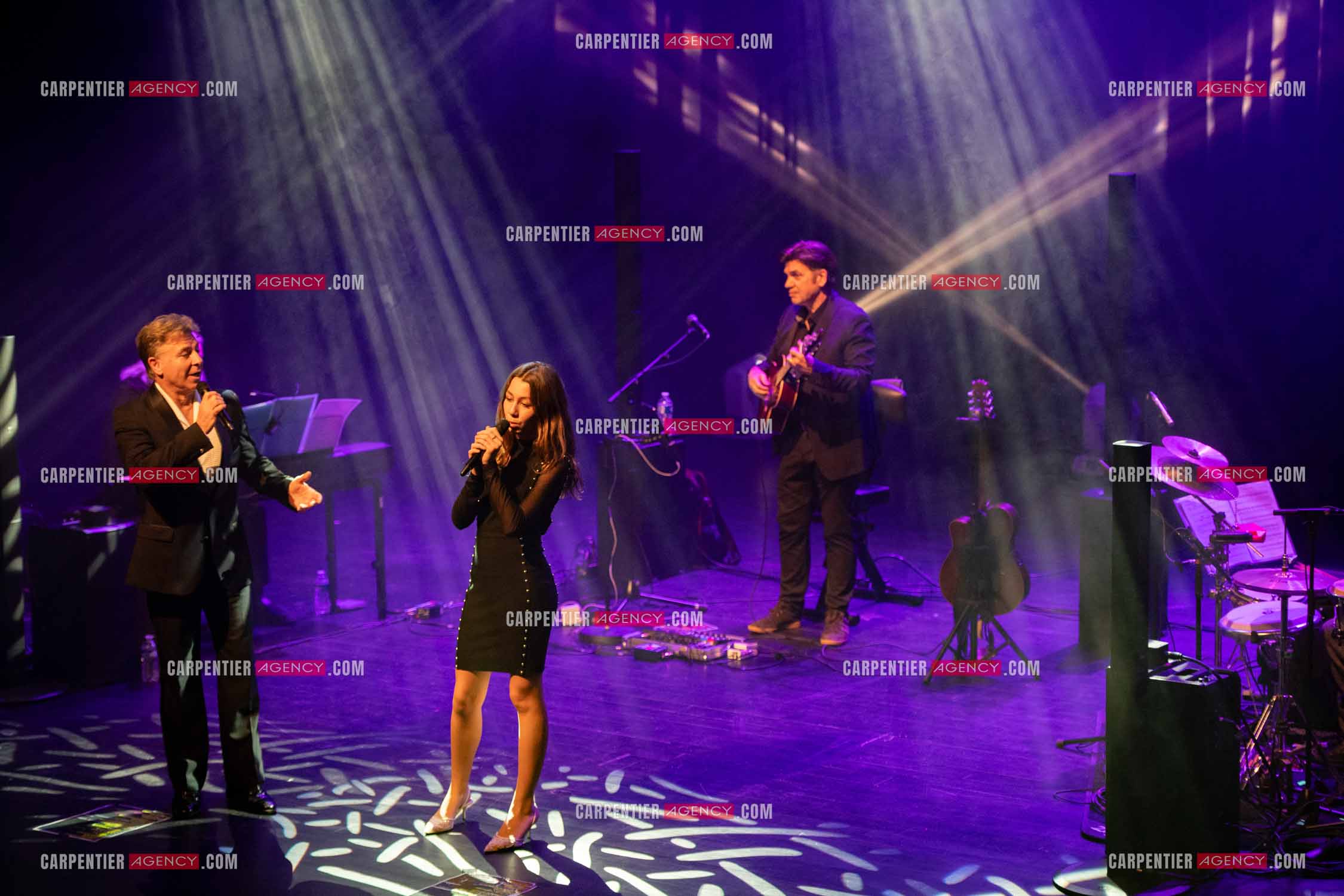 Roberto ALAGNA et sa fille Manela lors d'un récital ensoleillé de chansons italiennes dans un écrin purement acoustique.
Accompagné par la guitare de Jean-Félix LALANNE, l’accordéon de Roland ROMANELLI et les percussions de Pascal REVA, le ténor interprète les plus belles mélodies traditionnelles et contemporaines qui ont marqué son parcours et nourri ses inspirations.  
Une promenade lumineuse sur le Boulevard des Italiens, entre émotion et passion, au rythme du patrimoine musical méditerranéen.  ( Exclusif )