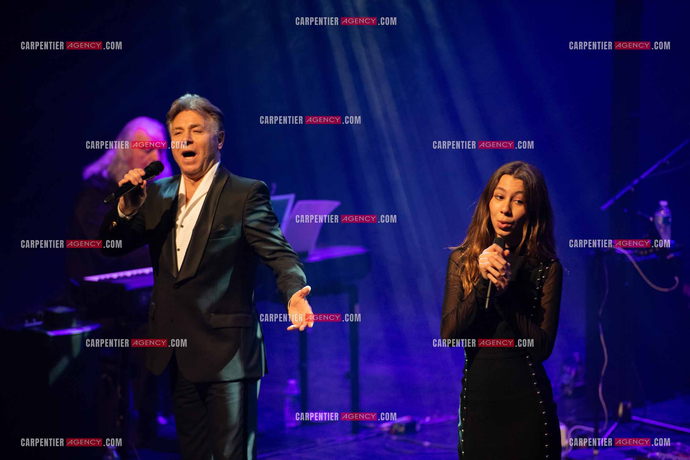Roberto ALAGNA et sa fille Manela lors d'un récital ensoleillé de chansons italiennes dans un écrin purement acoustique.
Accompagné par la guitare de Jean-Félix LALANNE, l’accordéon de Roland ROMANELLI et les percussions de Pascal REVA, le ténor interprète les plus belles mélodies traditionnelles et contemporaines qui ont marqué son parcours et nourri ses inspirations.  
Une promenade lumineuse sur le Boulevard des Italiens, entre émotion et passion, au rythme du patrimoine musical méditerranéen.  ( Exclusif )