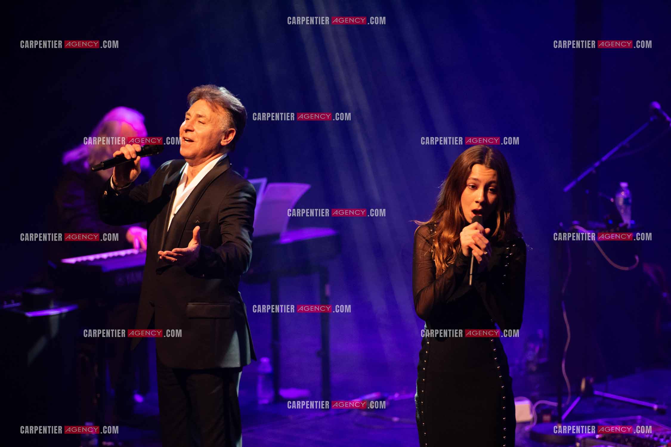 Roberto ALAGNA et sa fille Manela lors d'un récital ensoleillé de chansons italiennes dans un écrin purement acoustique.
Accompagné par la guitare de Jean-Félix LALANNE, l’accordéon de Roland ROMANELLI et les percussions de Pascal REVA, le ténor interprète les plus belles mélodies traditionnelles et contemporaines qui ont marqué son parcours et nourri ses inspirations.  
Une promenade lumineuse sur le Boulevard des Italiens, entre émotion et passion, au rythme du patrimoine musical méditerranéen.  ( Exclusif )