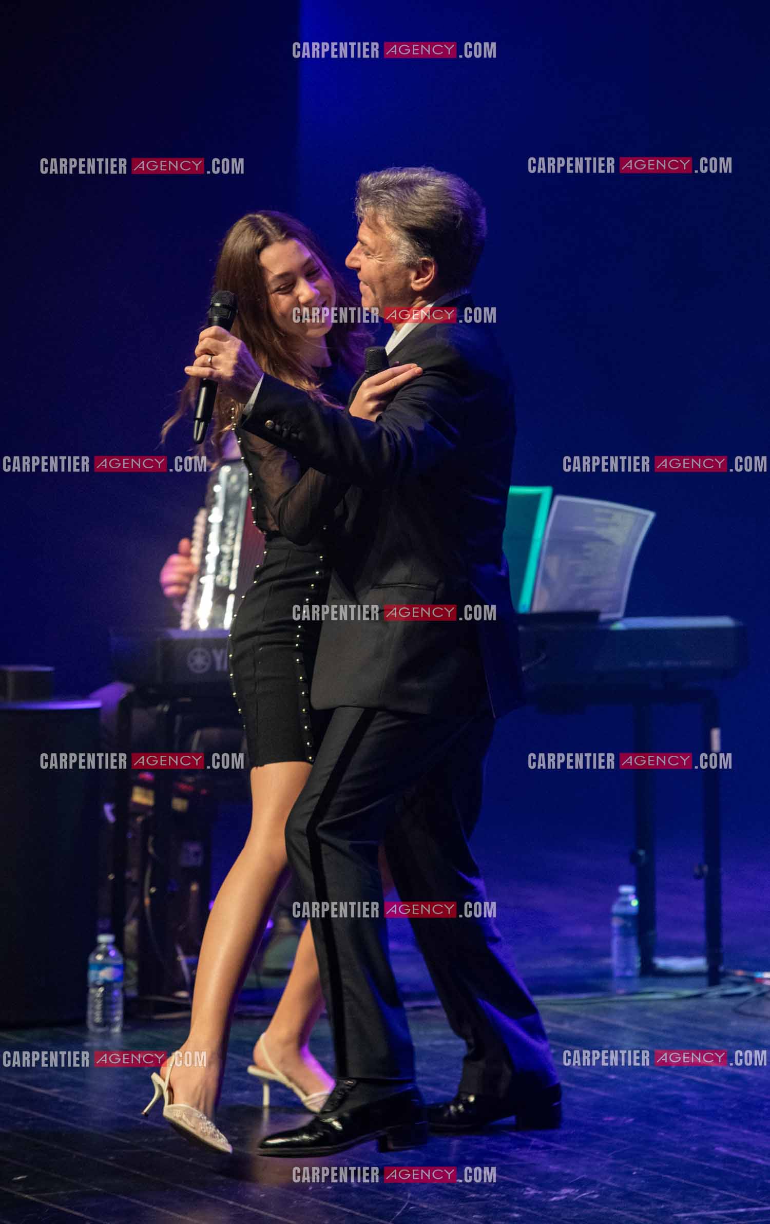 Roberto ALAGNA et sa fille Manela lors d'un récital ensoleillé de chansons italiennes dans un écrin purement acoustique.
Accompagné par la guitare de Jean-Félix LALANNE, l’accordéon de Roland ROMANELLI et les percussions de Pascal REVA, le ténor interprète les plus belles mélodies traditionnelles et contemporaines qui ont marqué son parcours et nourri ses inspirations.  
Une promenade lumineuse sur le Boulevard des Italiens, entre émotion et passion, au rythme du patrimoine musical méditerranéen.  ( Exclusif )