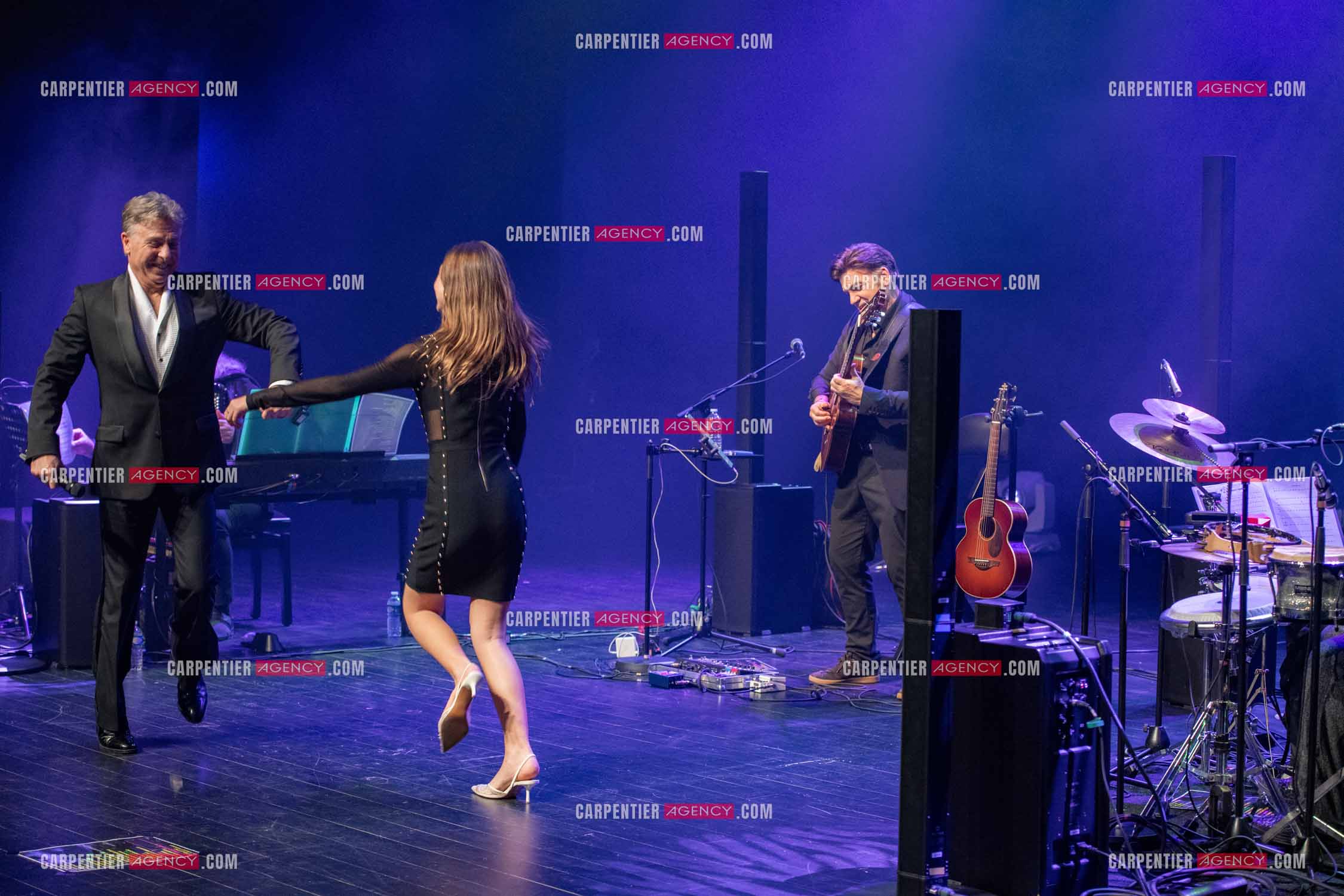 Roberto ALAGNA et sa fille Manela lors d'un récital ensoleillé de chansons italiennes dans un écrin purement acoustique.
Accompagné par la guitare de Jean-Félix LALANNE, l’accordéon de Roland ROMANELLI et les percussions de Pascal REVA, le ténor interprète les plus belles mélodies traditionnelles et contemporaines qui ont marqué son parcours et nourri ses inspirations.  
Une promenade lumineuse sur le Boulevard des Italiens, entre émotion et passion, au rythme du patrimoine musical méditerranéen.  ( Exclusif )
