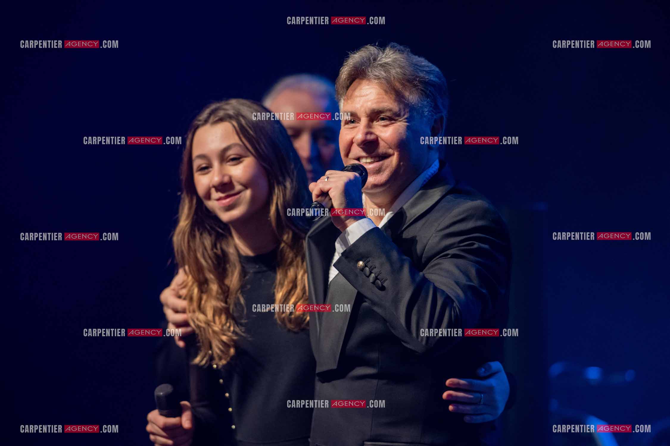 Roberto ALAGNA et sa fille Manela lors d'un récital ensoleillé de chansons italiennes dans un écrin purement acoustique.
Accompagné par la guitare de Jean-Félix LALANNE, l’accordéon de Roland ROMANELLI et les percussions de Pascal REVA, le ténor interprète les plus belles mélodies traditionnelles et contemporaines qui ont marqué son parcours et nourri ses inspirations.  
Une promenade lumineuse sur le Boulevard des Italiens, entre émotion et passion, au rythme du patrimoine musical méditerranéen.  ( Exclusif )
