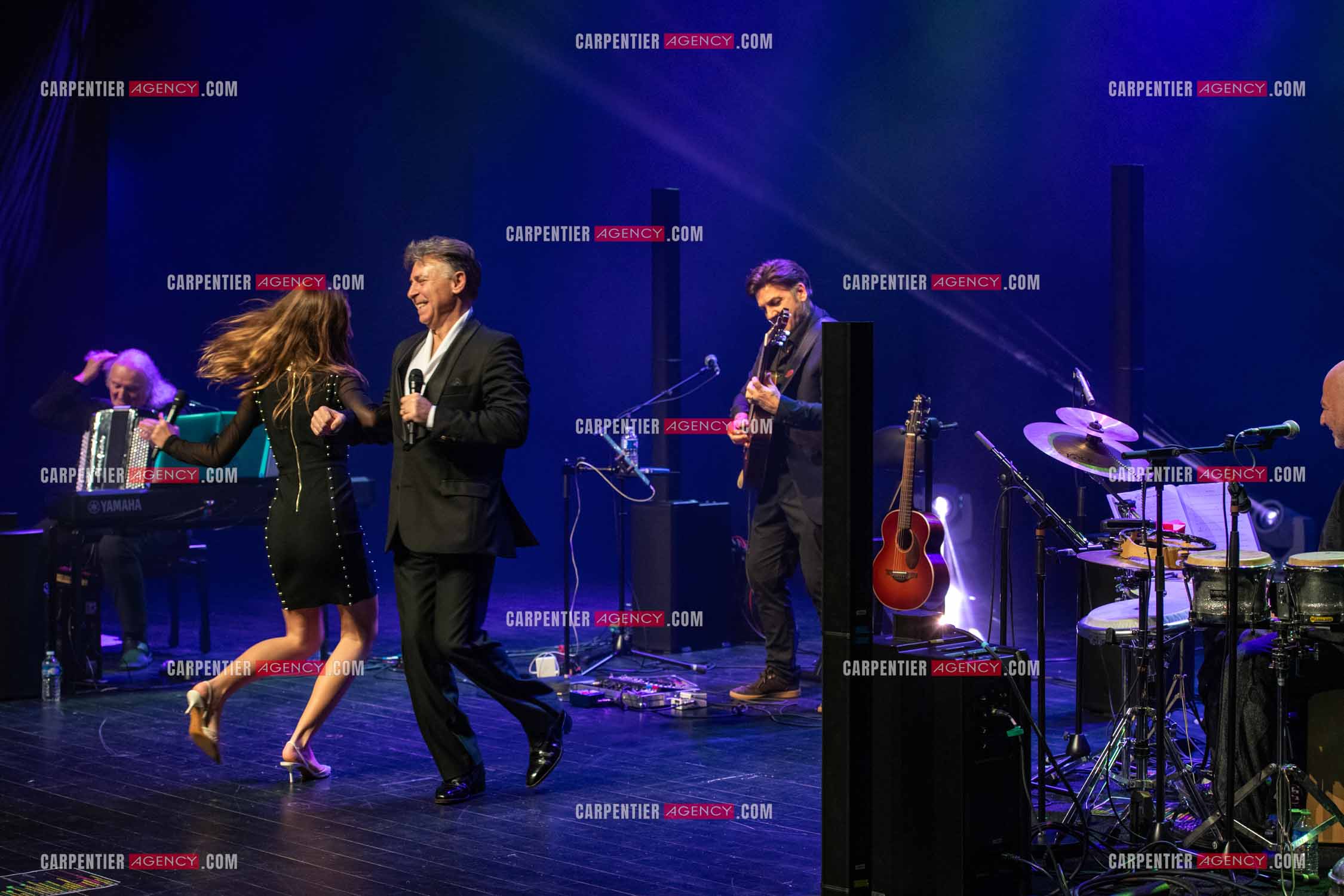 Roberto ALAGNA et sa fille Manela lors d'un récital ensoleillé de chansons italiennes dans un écrin purement acoustique.
Accompagné par la guitare de Jean-Félix LALANNE, l’accordéon de Roland ROMANELLI et les percussions de Pascal REVA, le ténor interprète les plus belles mélodies traditionnelles et contemporaines qui ont marqué son parcours et nourri ses inspirations.  
Une promenade lumineuse sur le Boulevard des Italiens, entre émotion et passion, au rythme du patrimoine musical méditerranéen.  ( Exclusif )