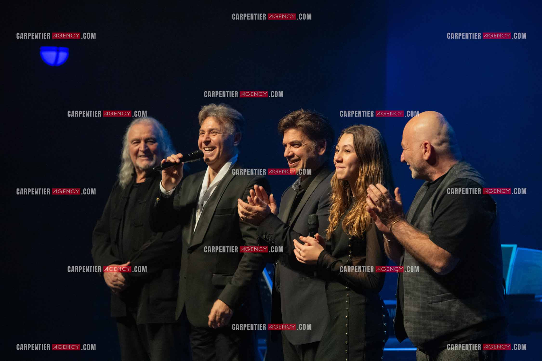 Roberto ALAGNA lors d'un récital ensoleillé de chansons italiennes dans un écrin purement acoustique.
Accompagné par la guitare de Jean-Félix LALANNE, l’accordéon de Roland ROMANELLI et les percussions de Pascal REVA, le ténor interprète les plus belles mélodies traditionnelles et contemporaines qui ont marqué son parcours et nourri ses inspirations.  
Une promenade lumineuse sur le Boulevard des Italiens, entre émotion et passion, au rythme du patrimoine musical méditerranéen.  ( Exclusif )
