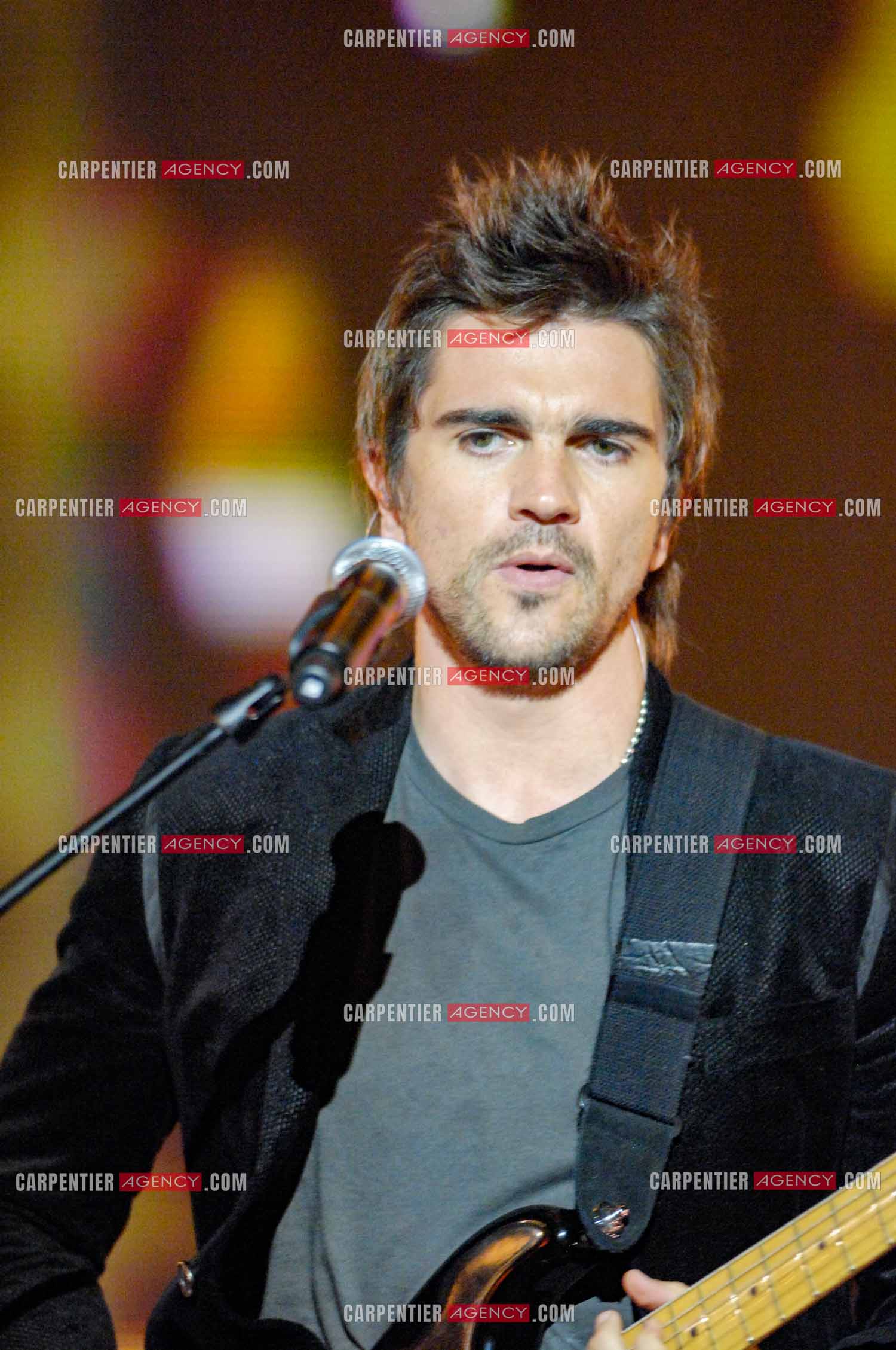 Le chanteur colombien Juanes invité de l'émission “HIT MACHINE“.  ( Exclusif )