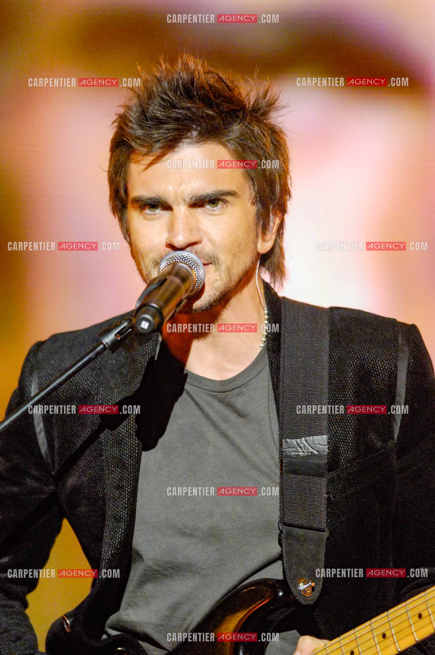 Le chanteur colombien Juanes invité de l'émission “HIT MACHINE“.  ( Exclusif )
