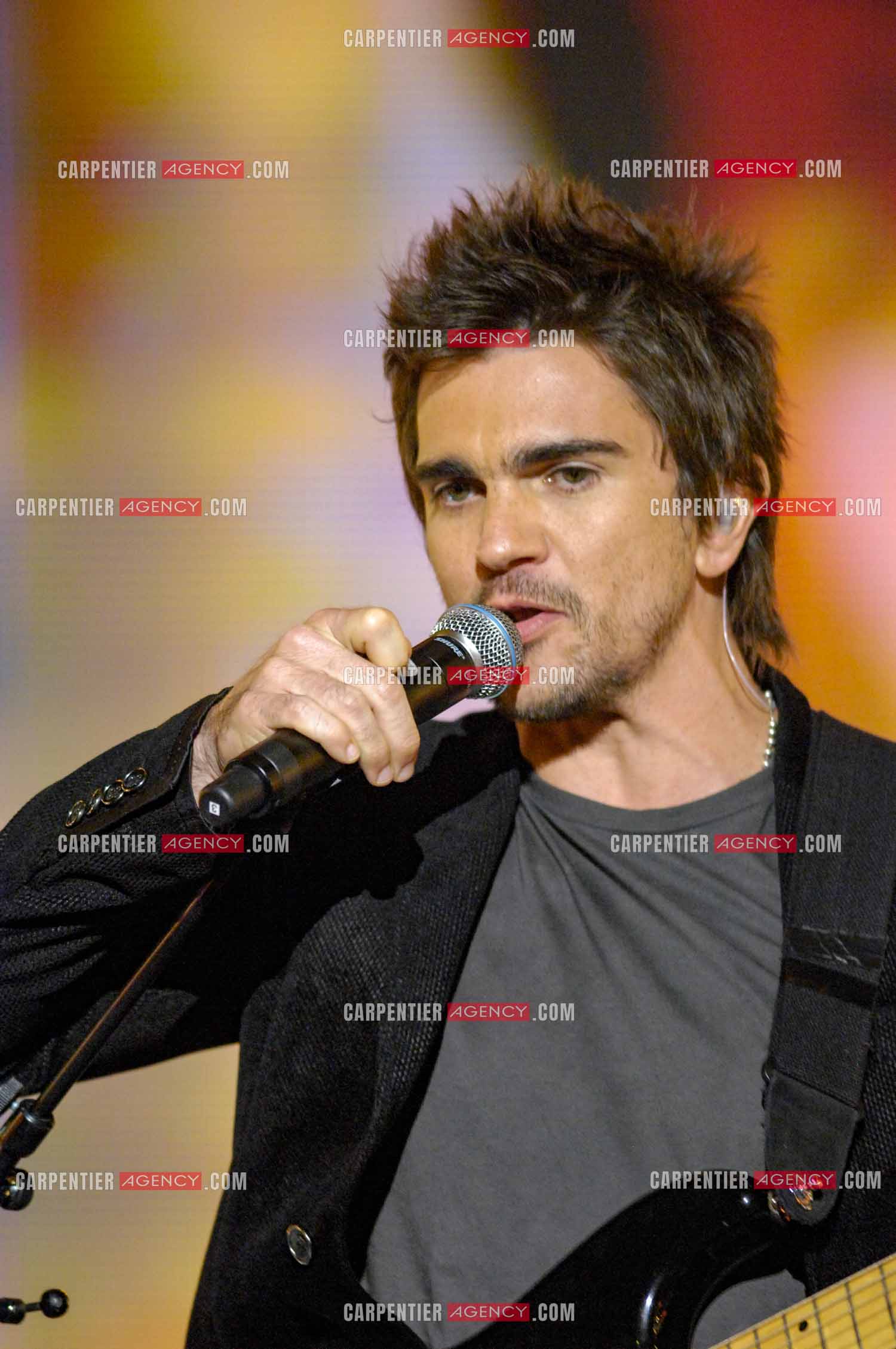 Le chanteur colombien Juanes invité de l'émission “HIT MACHINE“.  ( Exclusif )