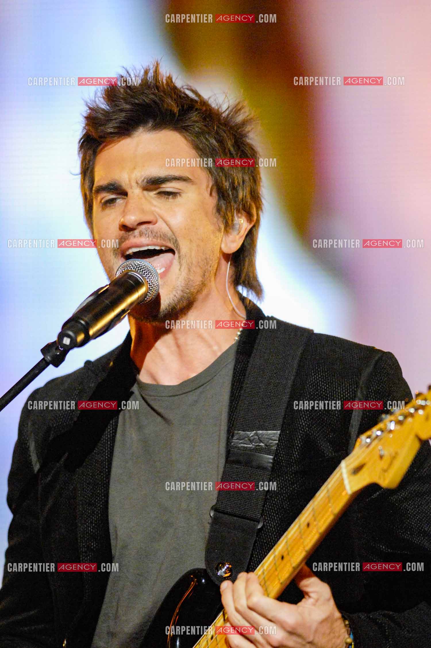 Le chanteur colombien Juanes invité de l'émission “HIT MACHINE“.  ( Exclusif )