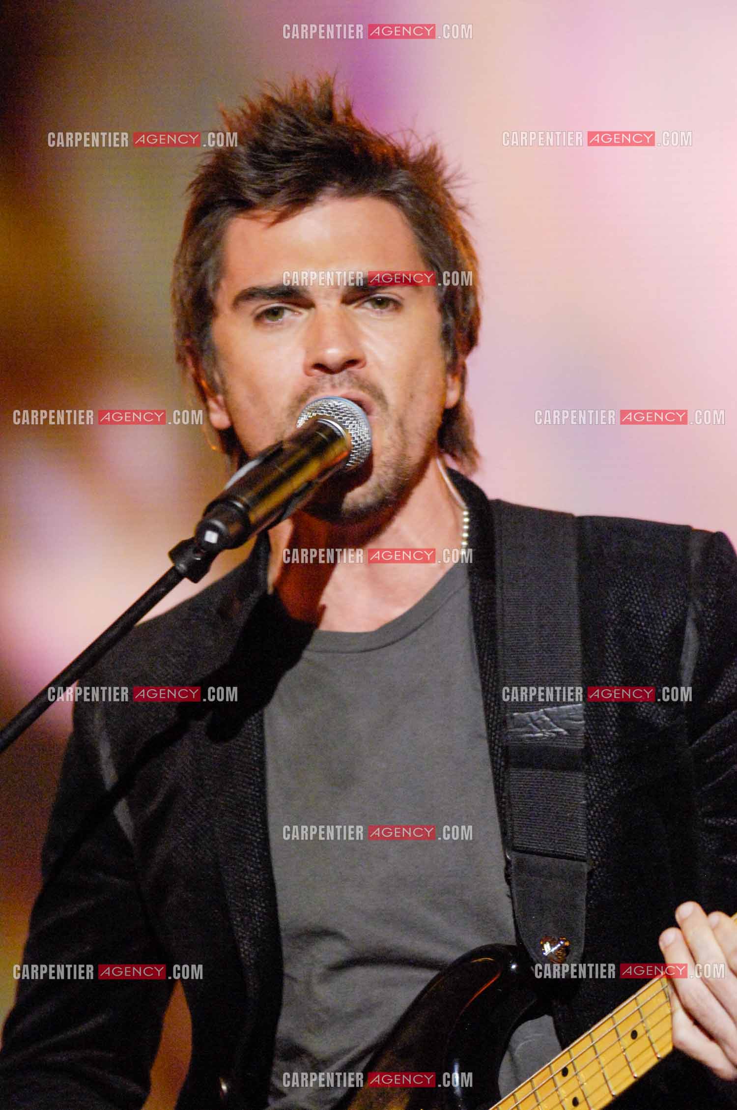 Le chanteur colombien Juanes invité de l'émission “HIT MACHINE“.  ( Exclusif )