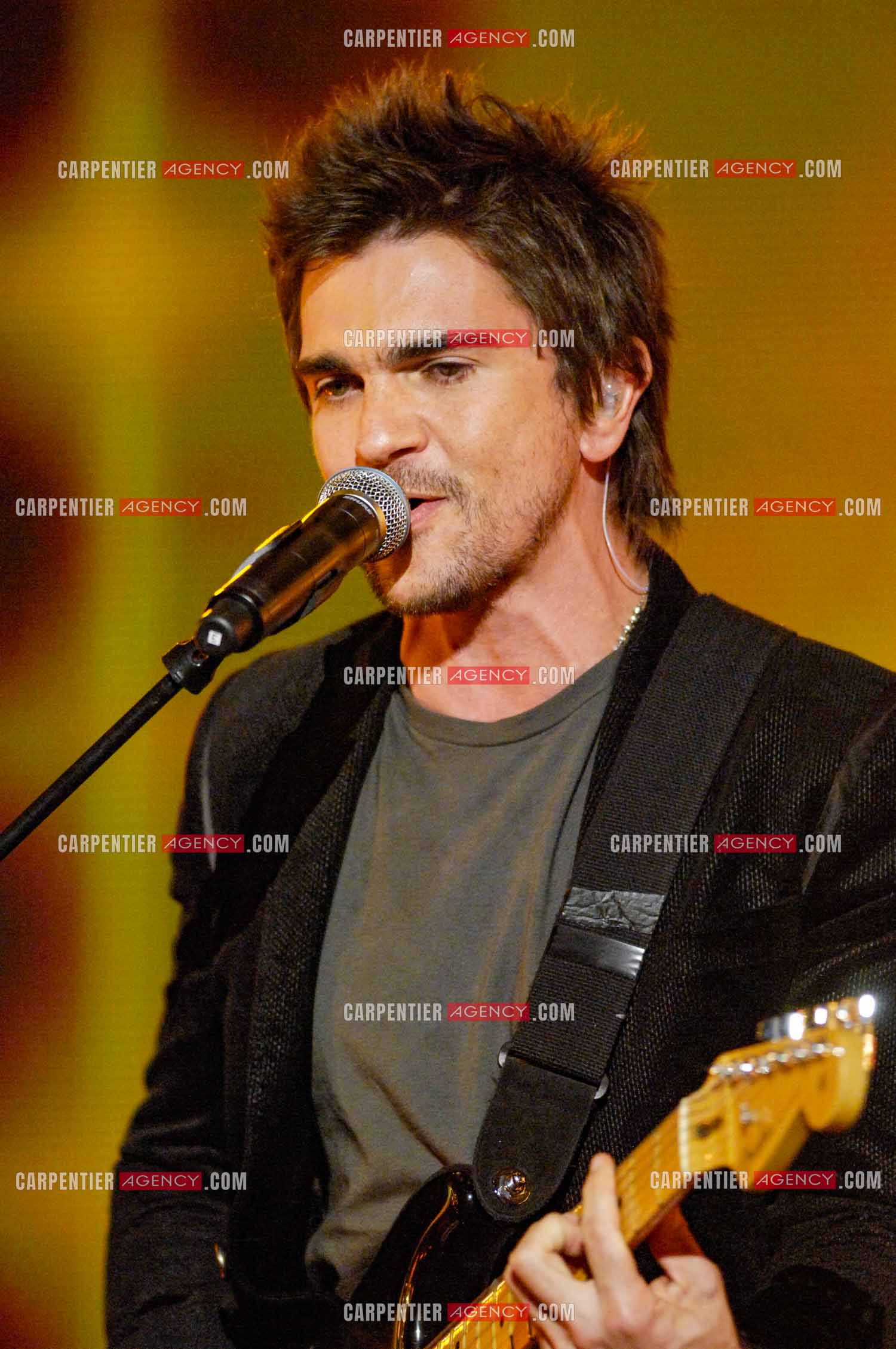 Le chanteur colombien Juanes invité de l'émission “HIT MACHINE“.  ( Exclusif )