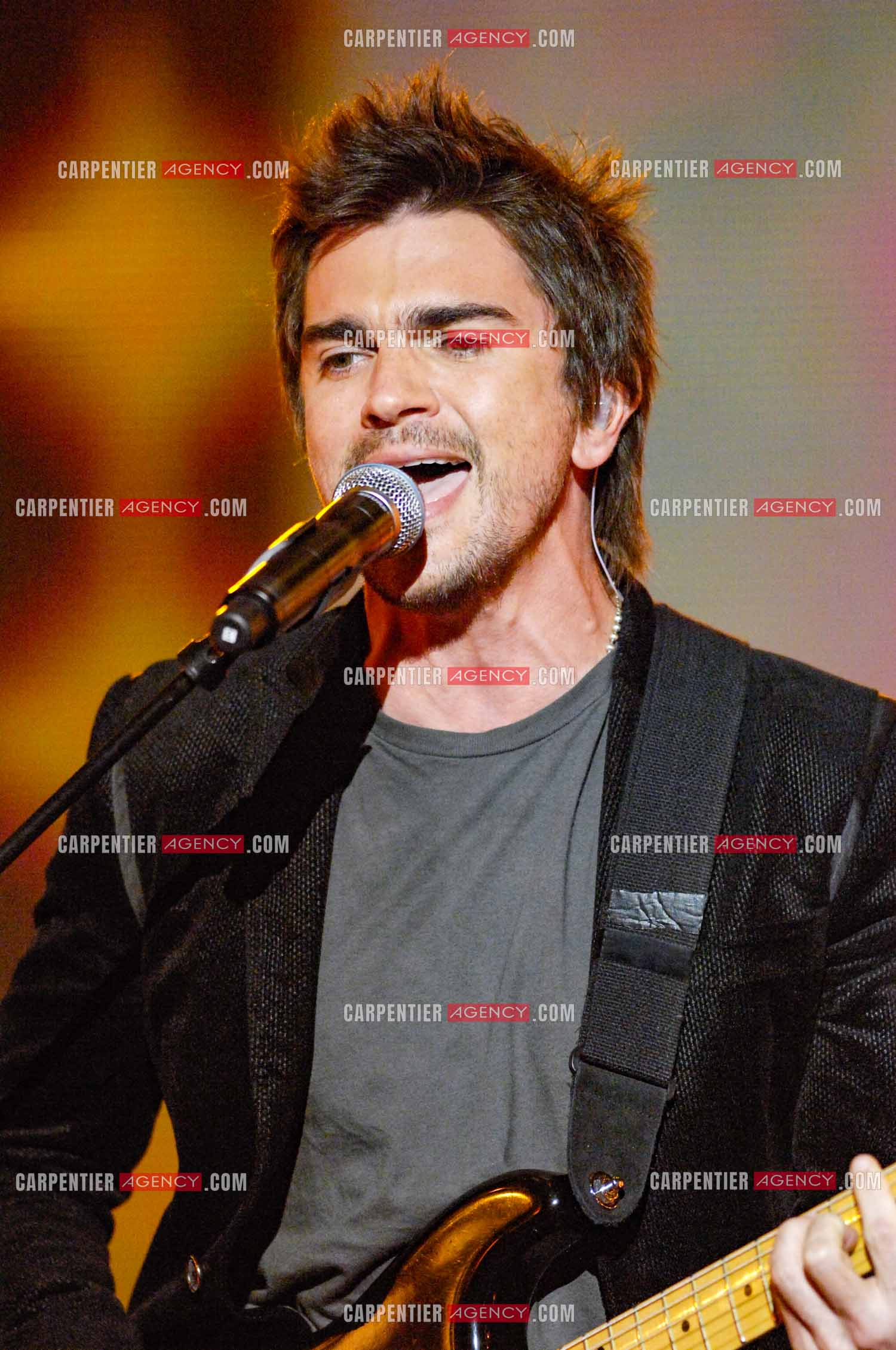 Le chanteur colombien Juanes invité de l'émission “HIT MACHINE“.  ( Exclusif )