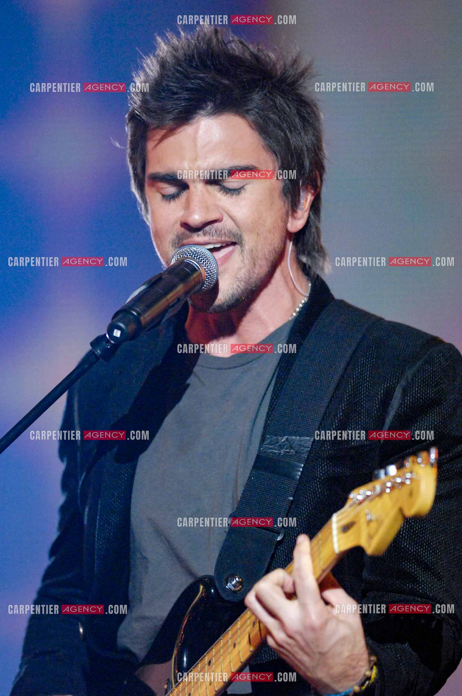 Le chanteur colombien Juanes invité de l'émission “HIT MACHINE“.  ( Exclusif )