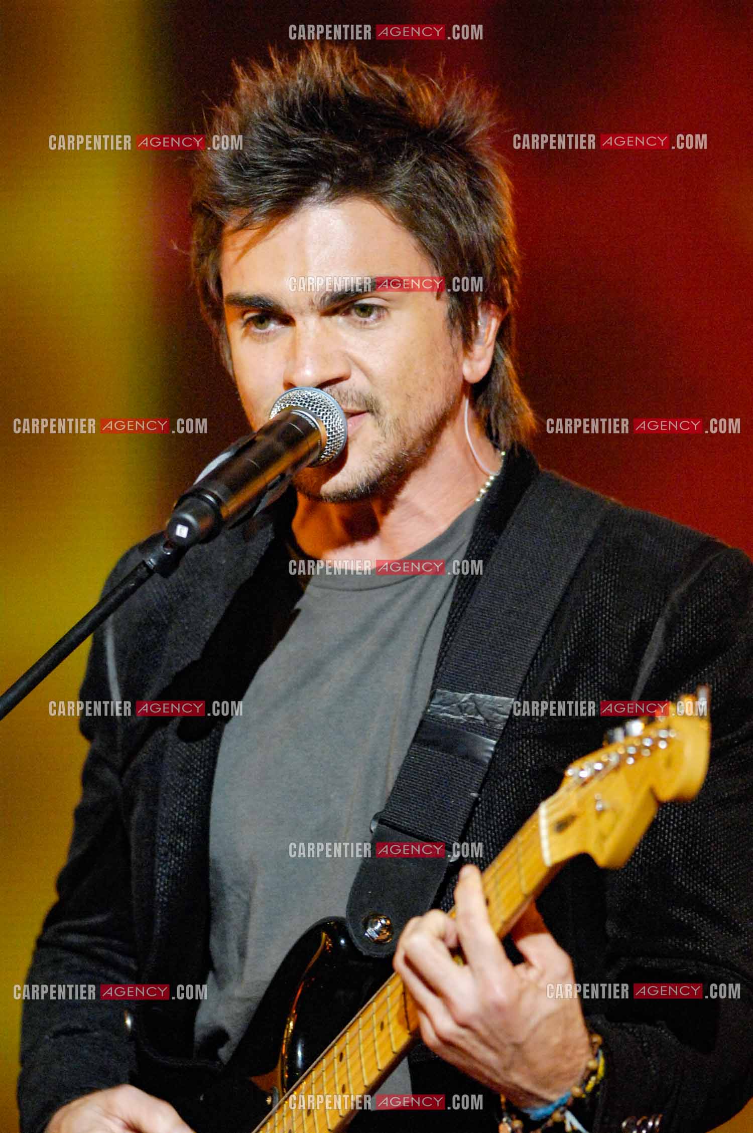 Le chanteur colombien Juanes invité de l'émission “HIT MACHINE“.  ( Exclusif )