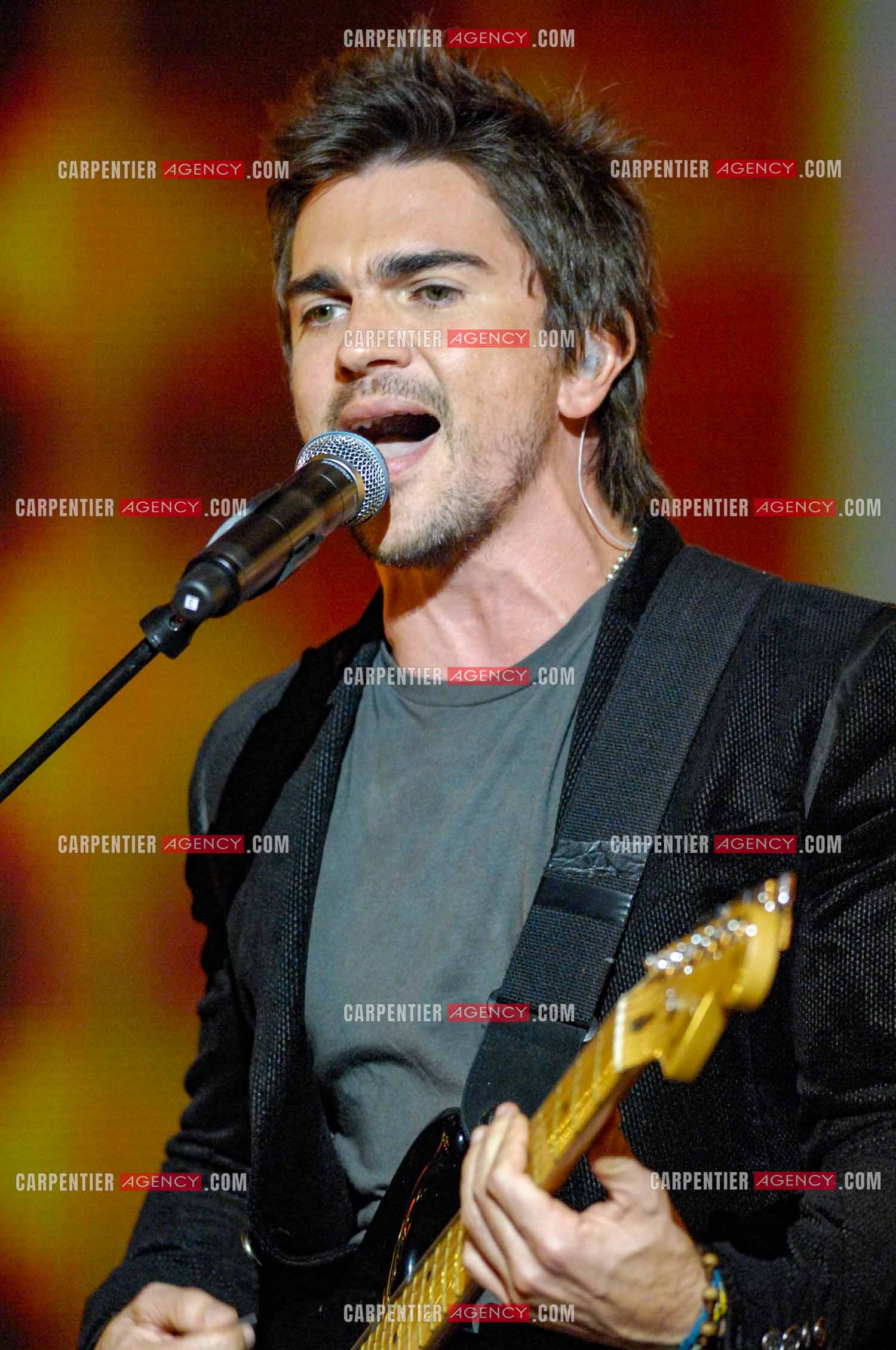 Le chanteur colombien Juanes invité de l'émission “HIT MACHINE“.  ( Exclusif )