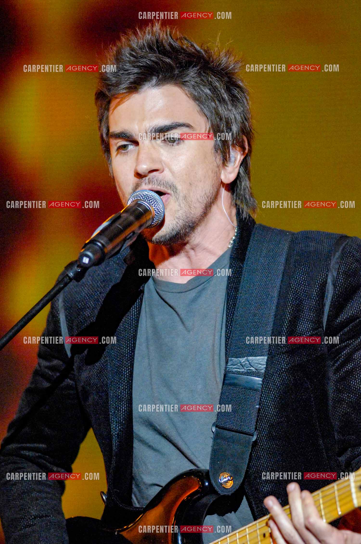 Le chanteur colombien Juanes invité de l'émission “HIT MACHINE“.  ( Exclusif )